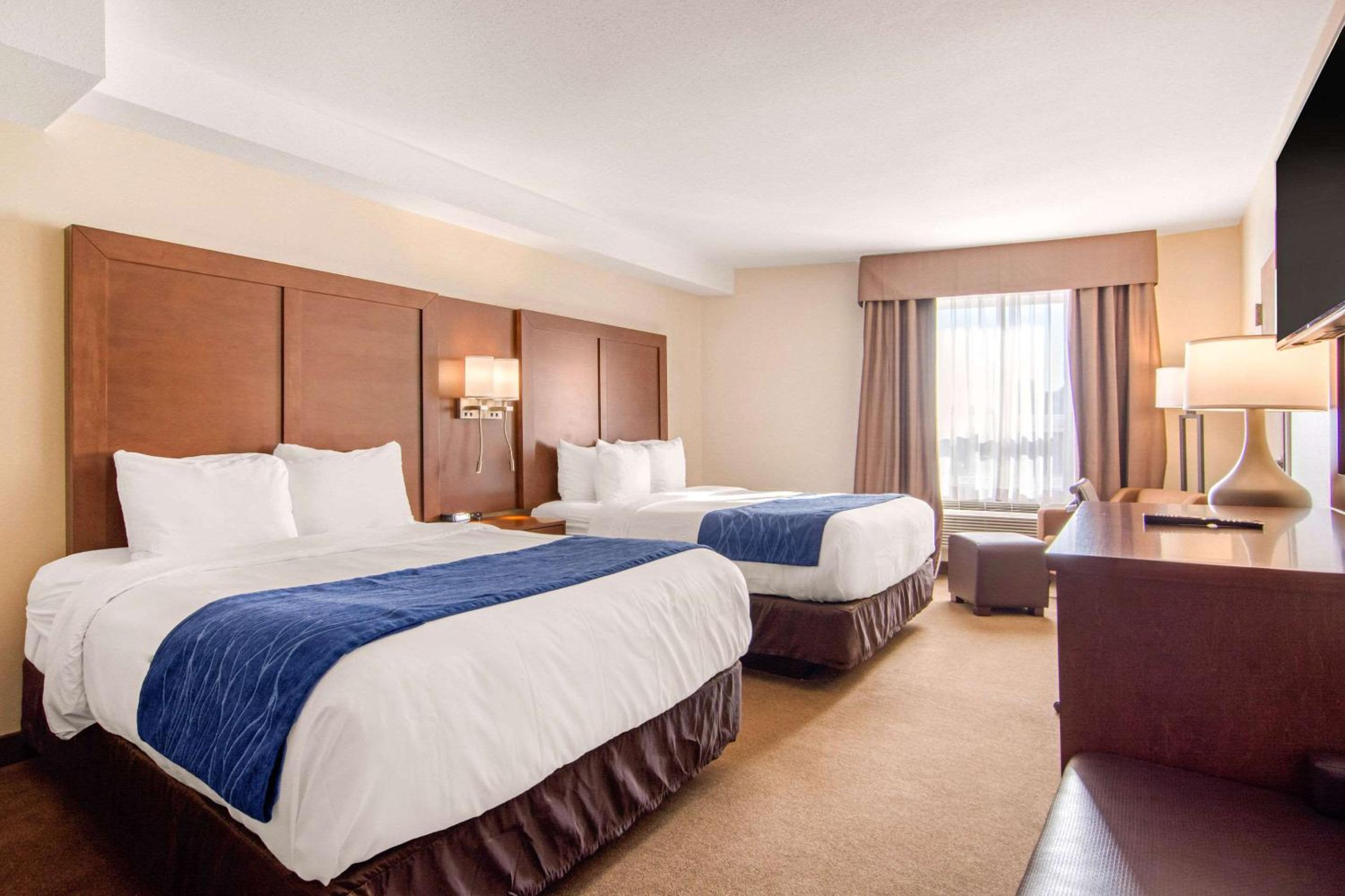 Queen Room with Two Queen Beds - Non-Smoking - Photo 7