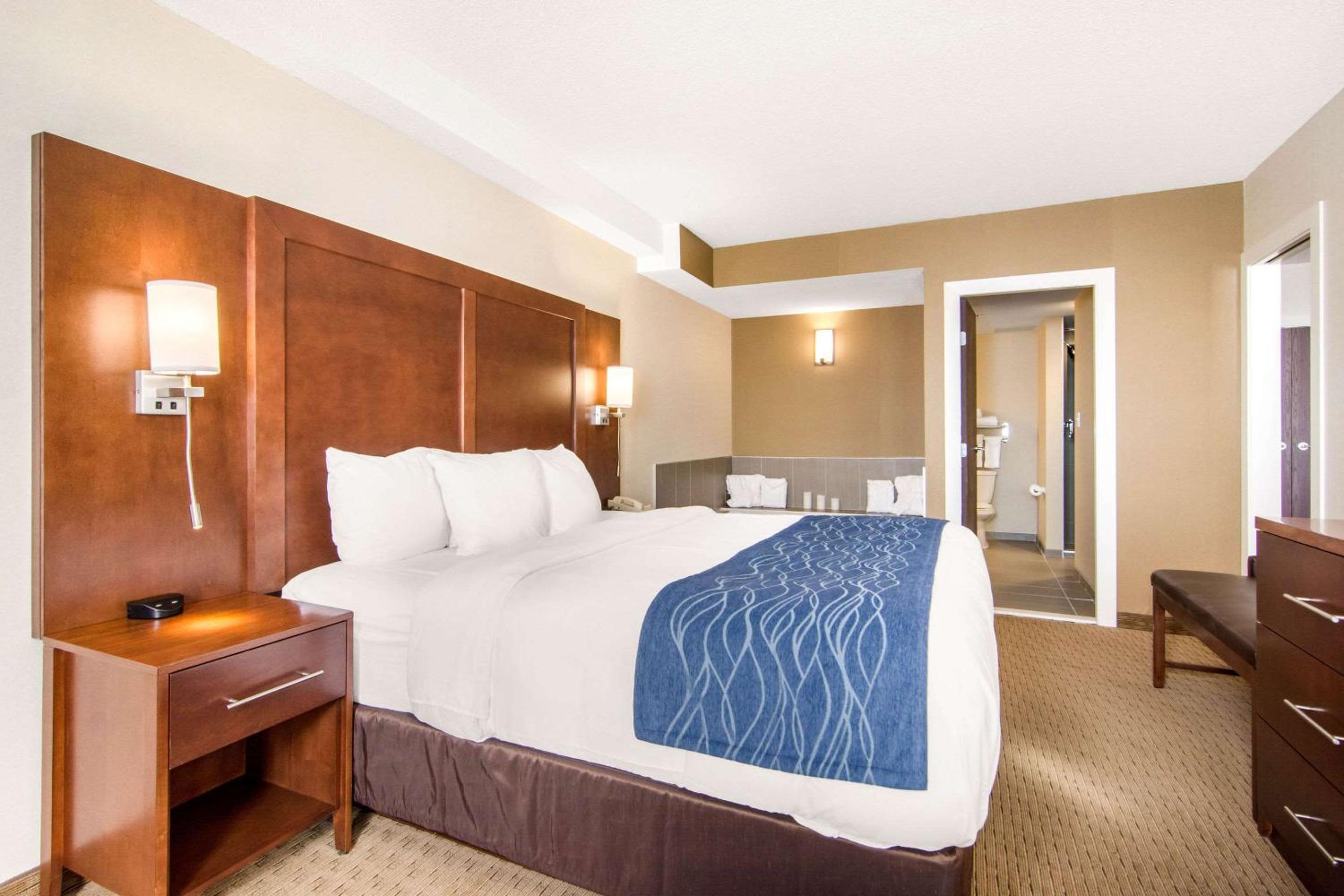 Upgraded King Suite - Non-Smoking - Photo 3