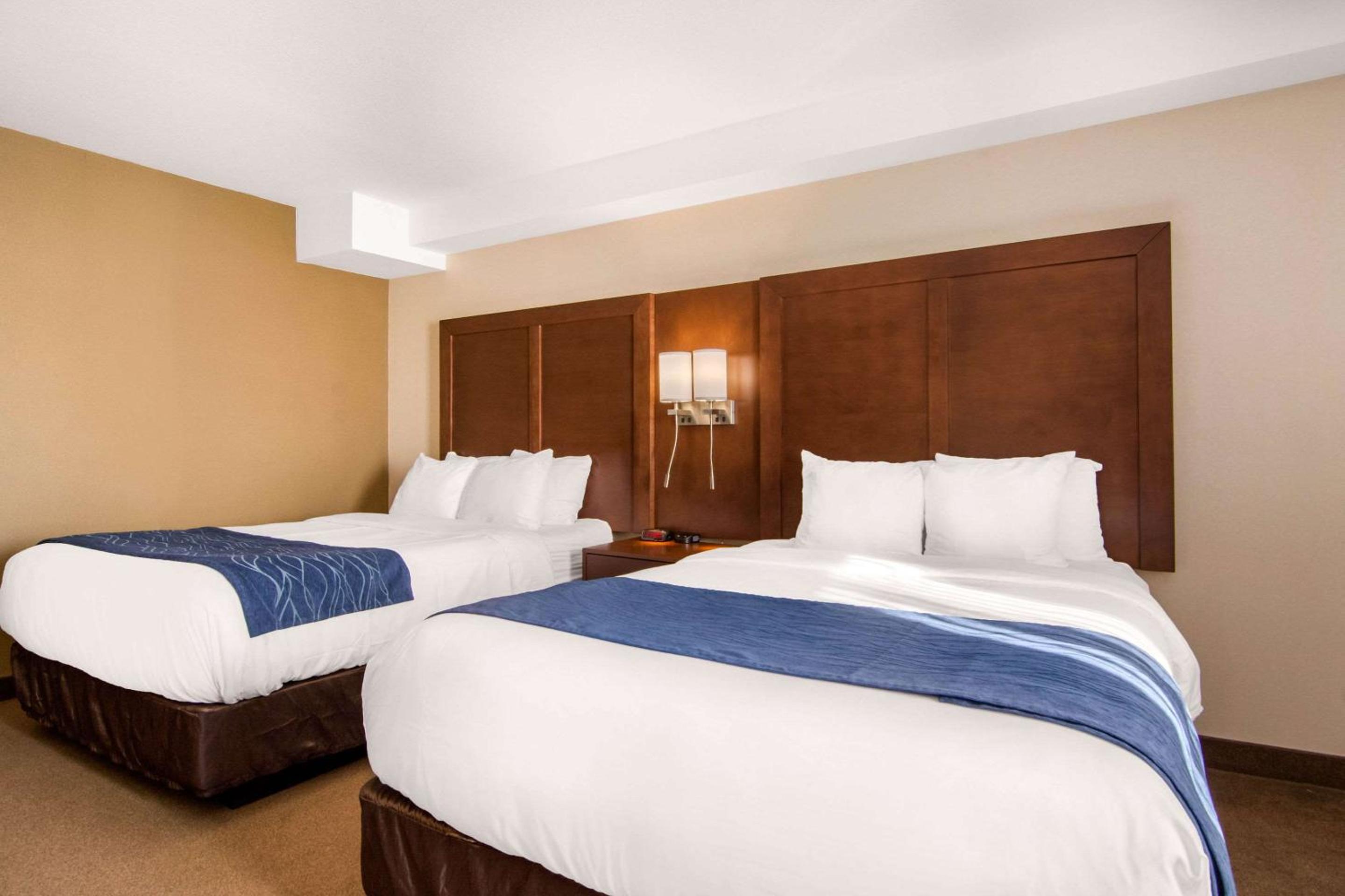 Queen Room with Two Queen Beds - Non-Smoking - Photo 10