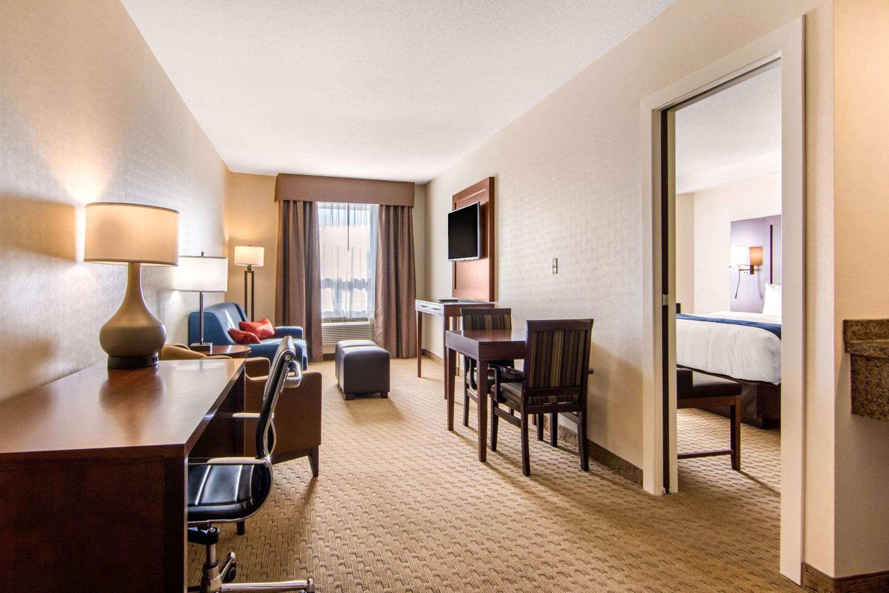 Upgraded King Suite - Non-Smoking - Photo 4