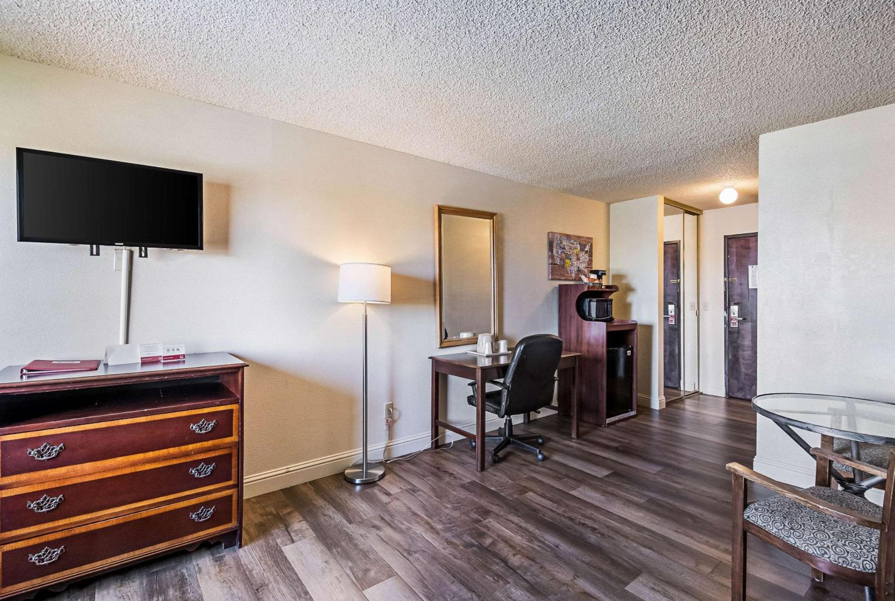 Queen Suite with Two Queen Beds - Non-Smoking - Photo 7