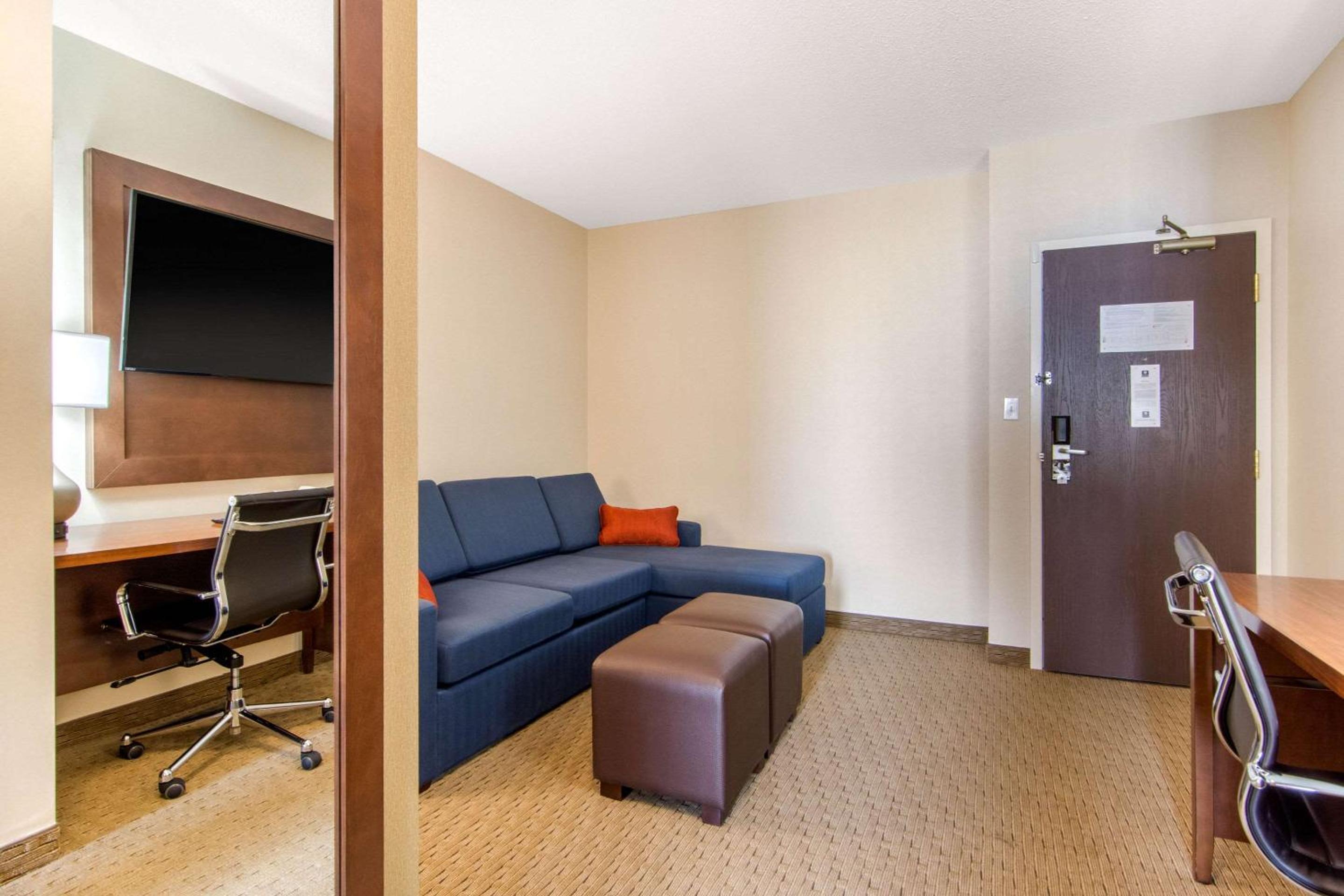 King Suite - Non-Smoking - Photo 4