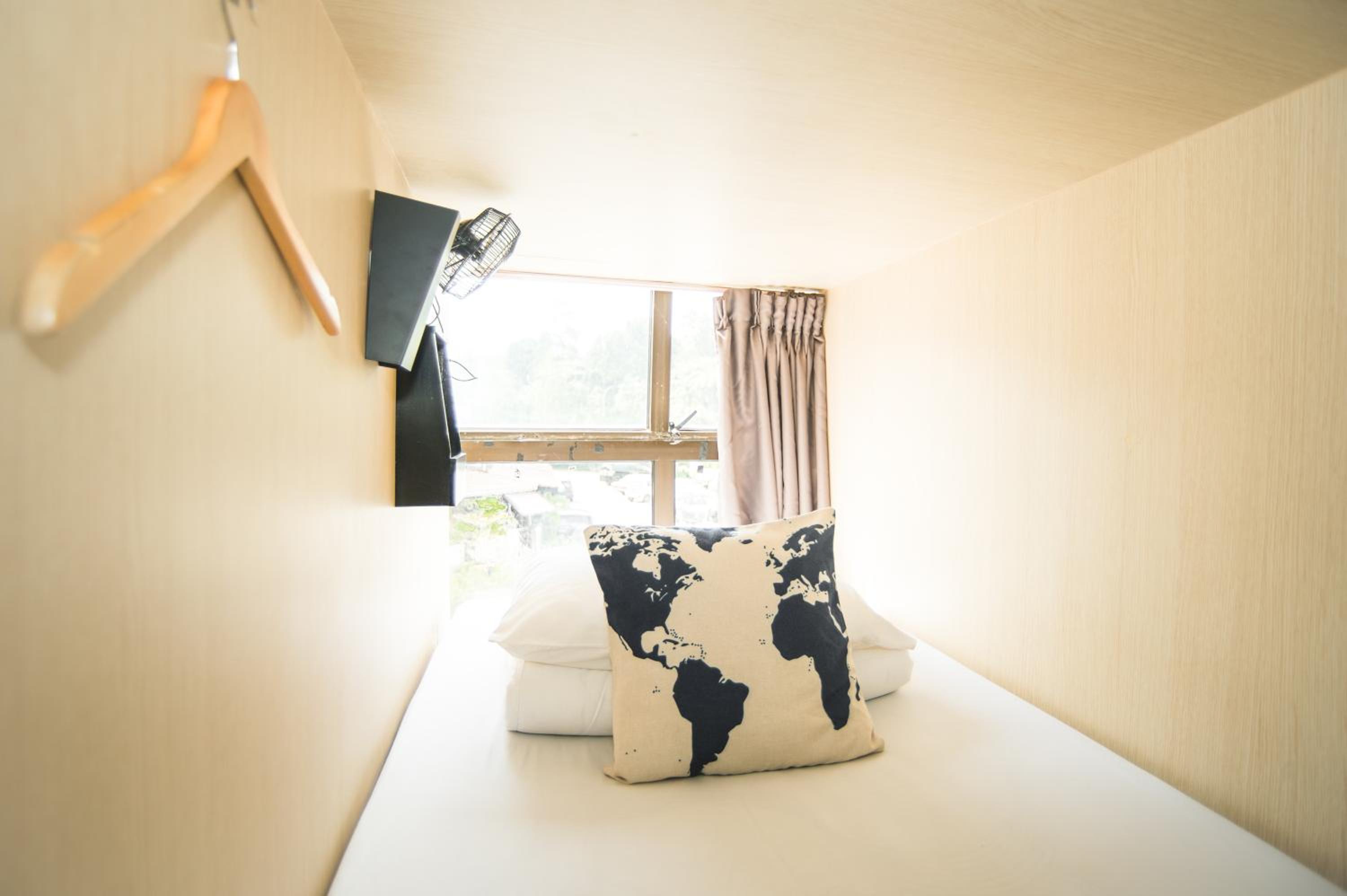 Single Bed in Mixed Dormitory Room (With Window)
