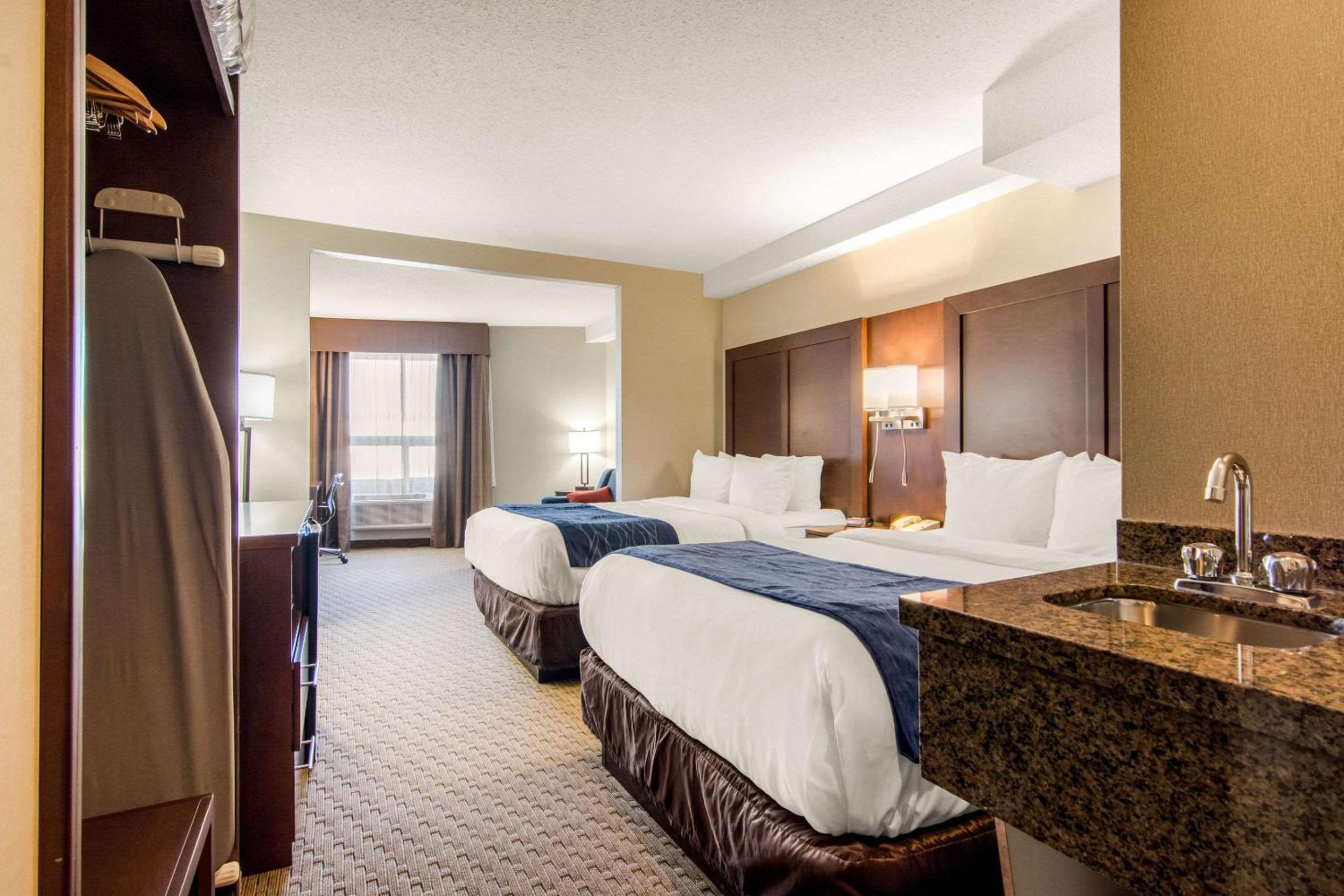 Queen Room with Two Queen Beds - Non-Smoking - Photo 8