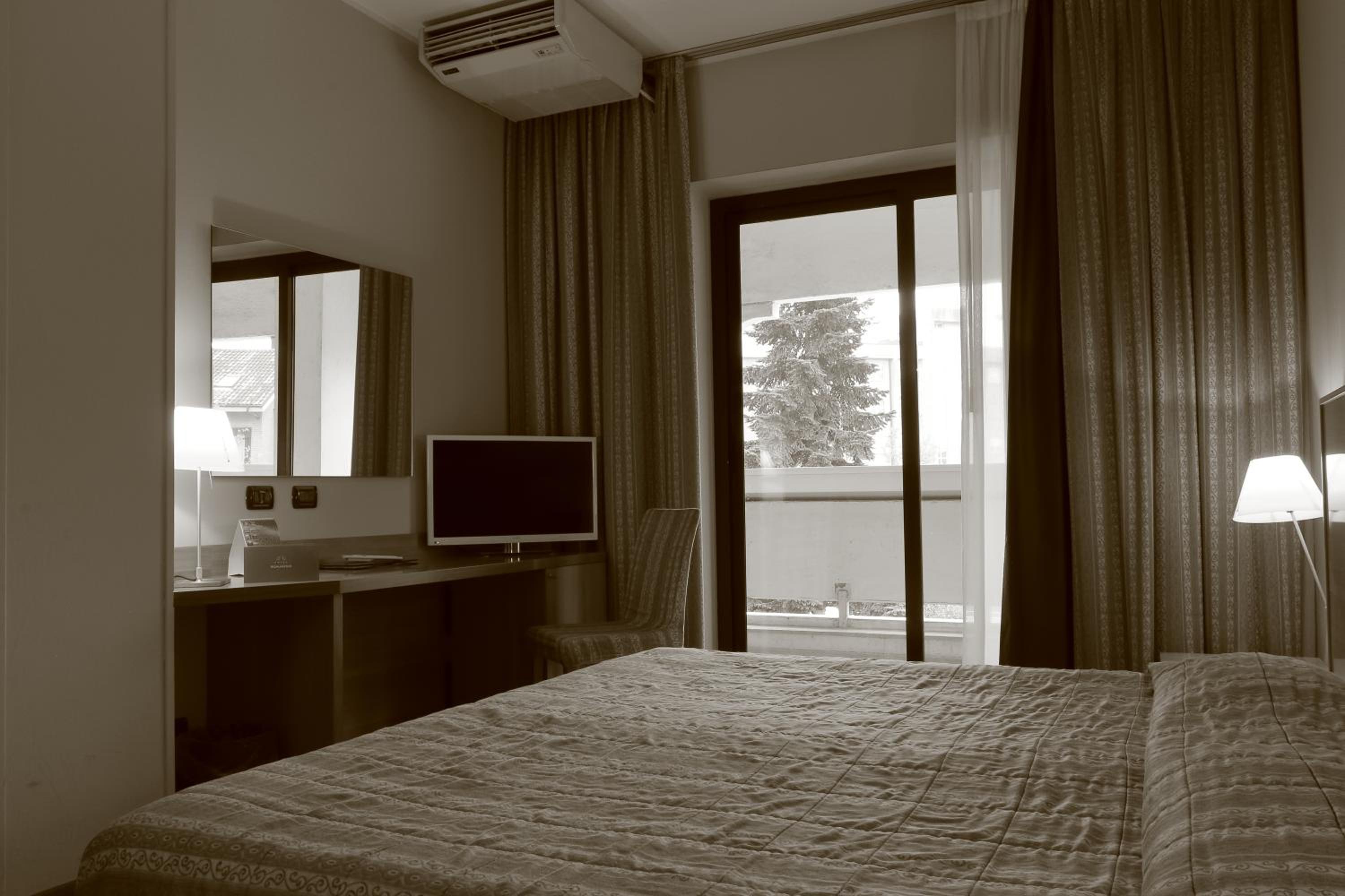 Large Double Room - Photo 4