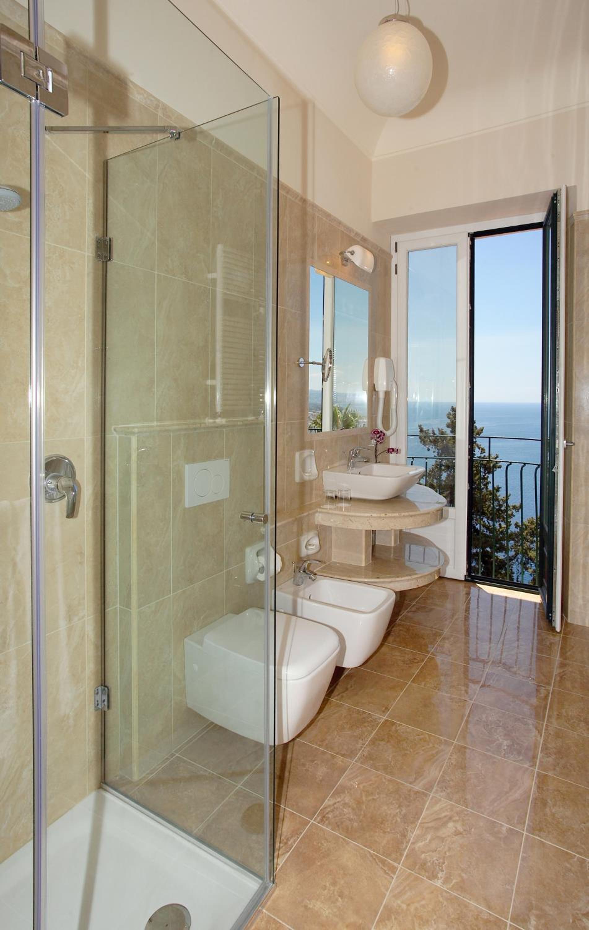 Double or Twin Room with Sea View - Photo 3
