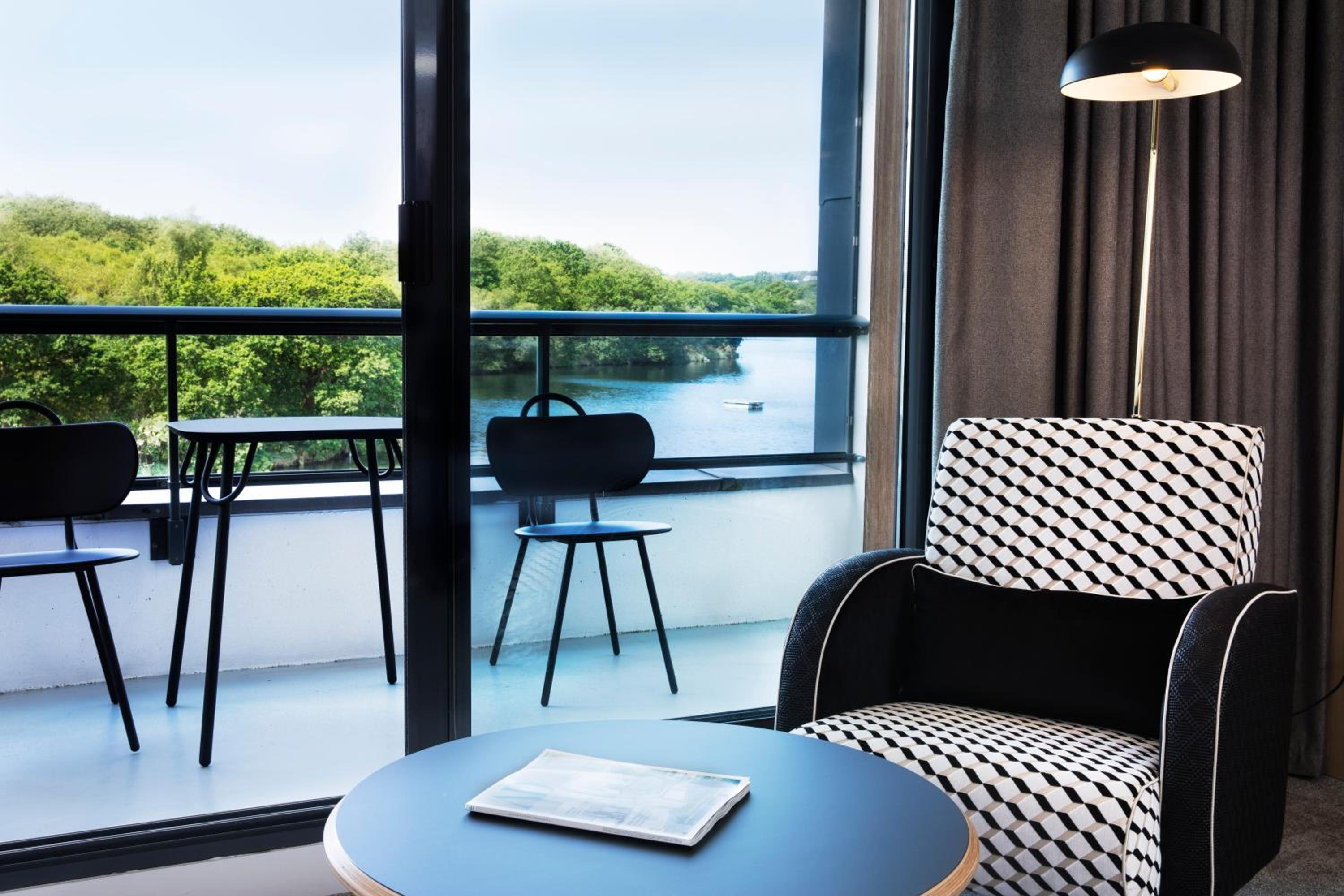 Deluxe Room with Lake View photo 2