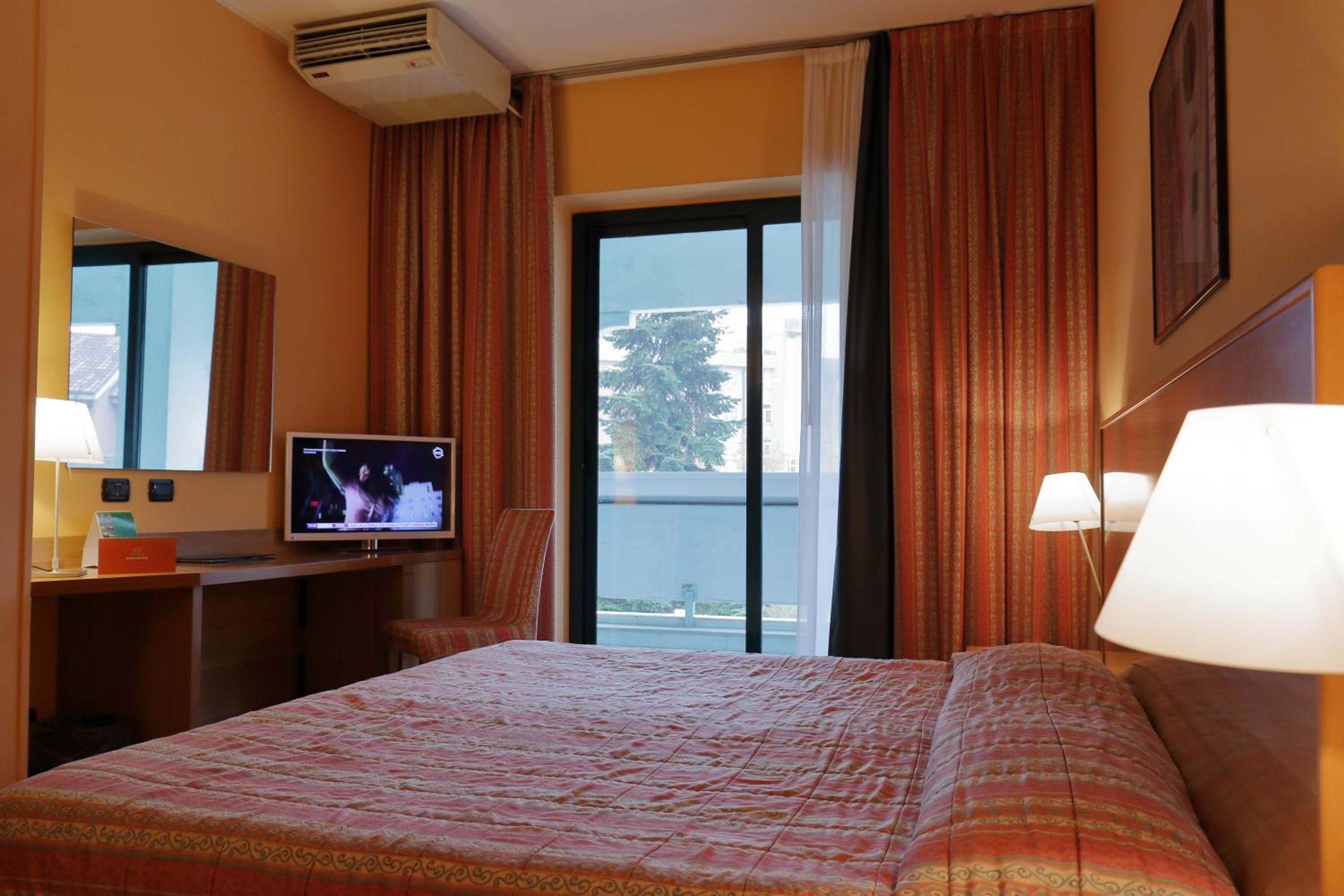 Large Double Room - Photo 1