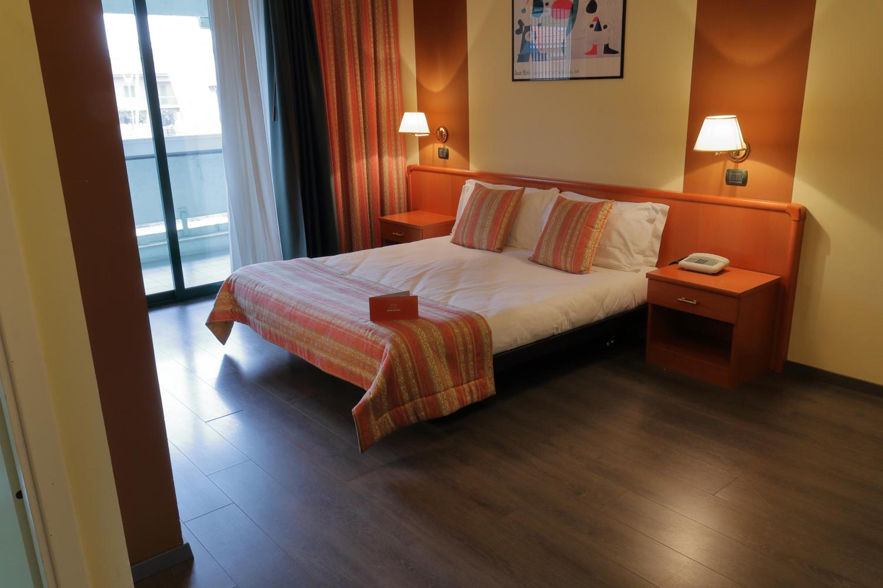 Large Double Room - Photo 3