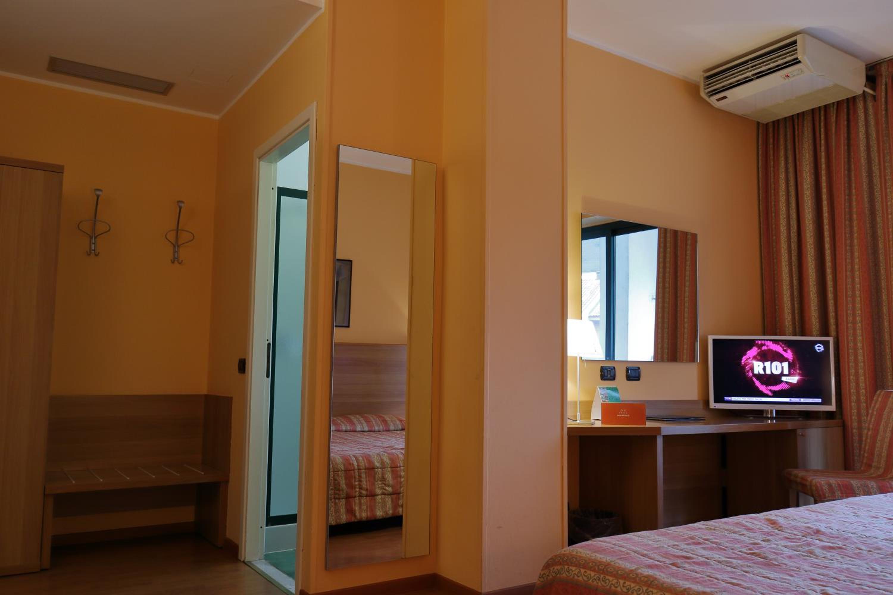 Large Double Room - Photo 10