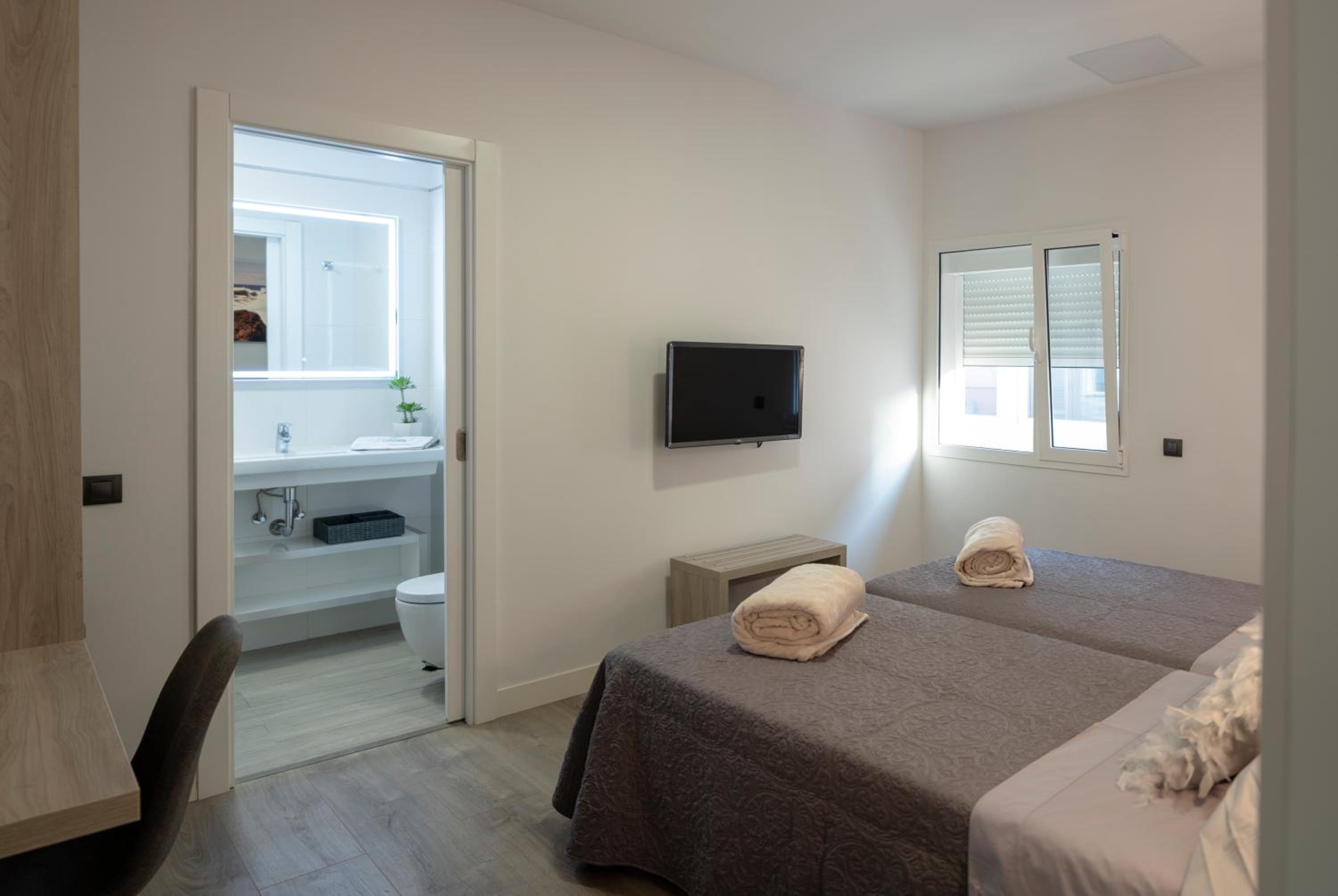 Deluxe Double Room thumbnail 6
