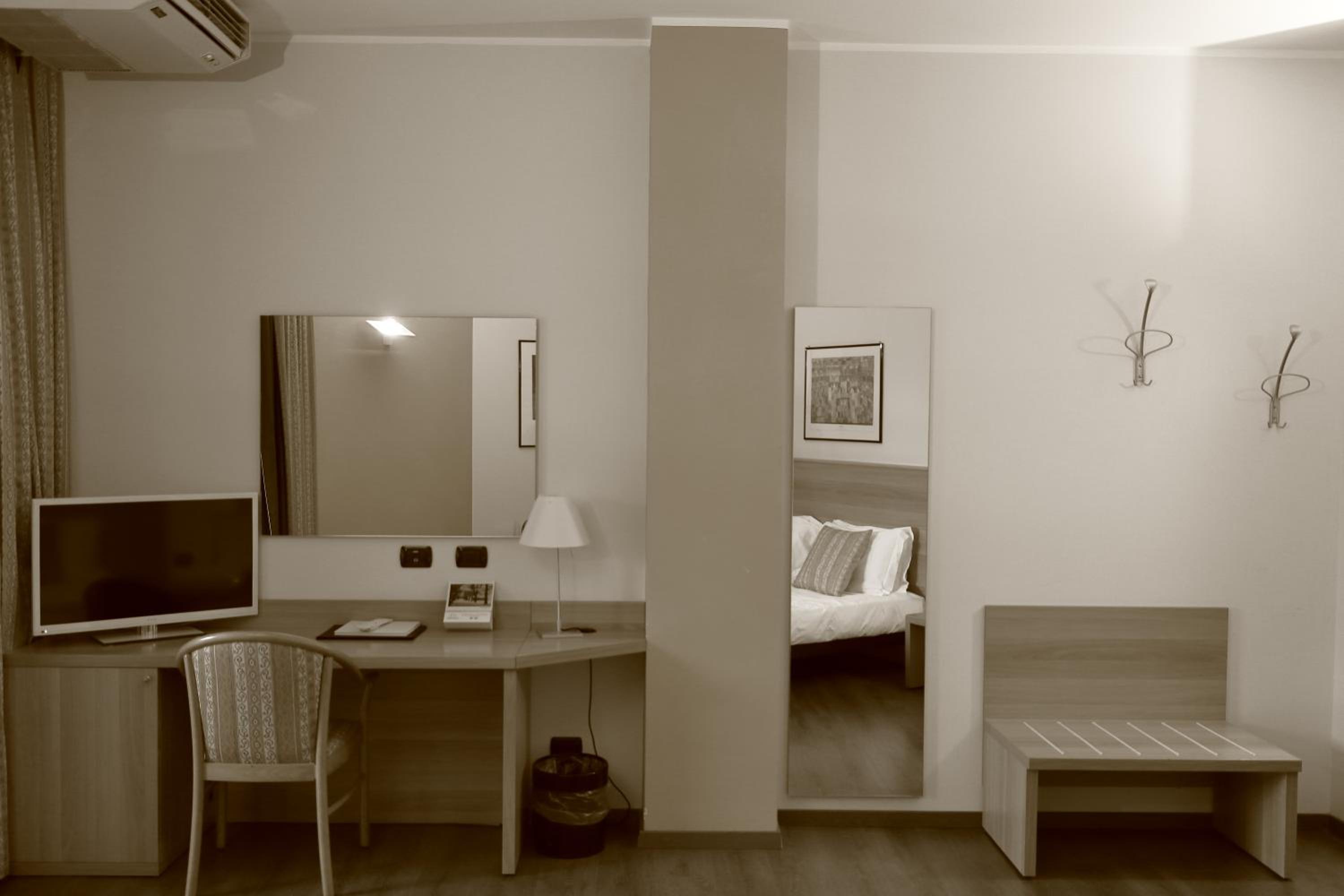 Large Double Room - Photo 14