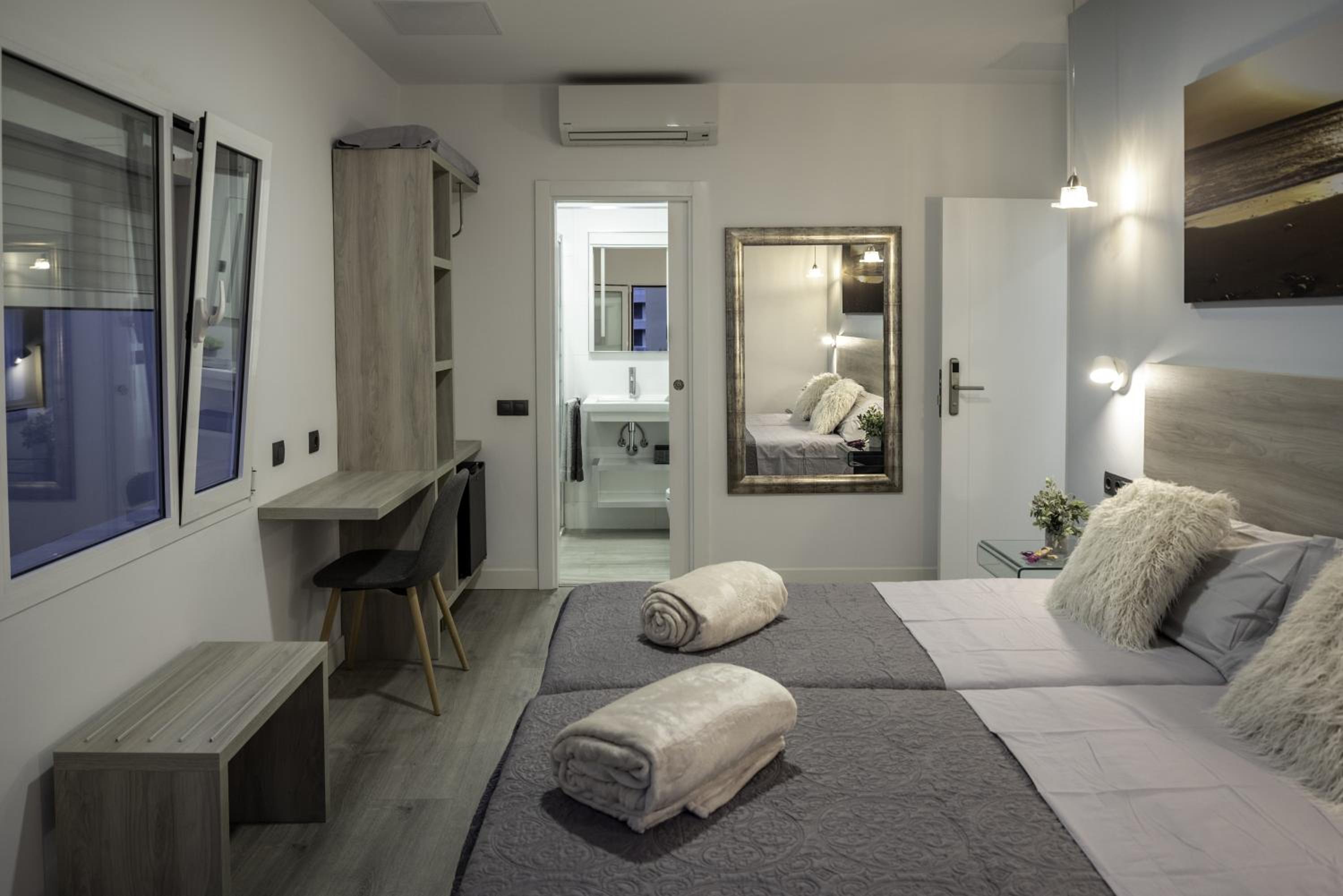 Double Room with Balcony thumbnail 6