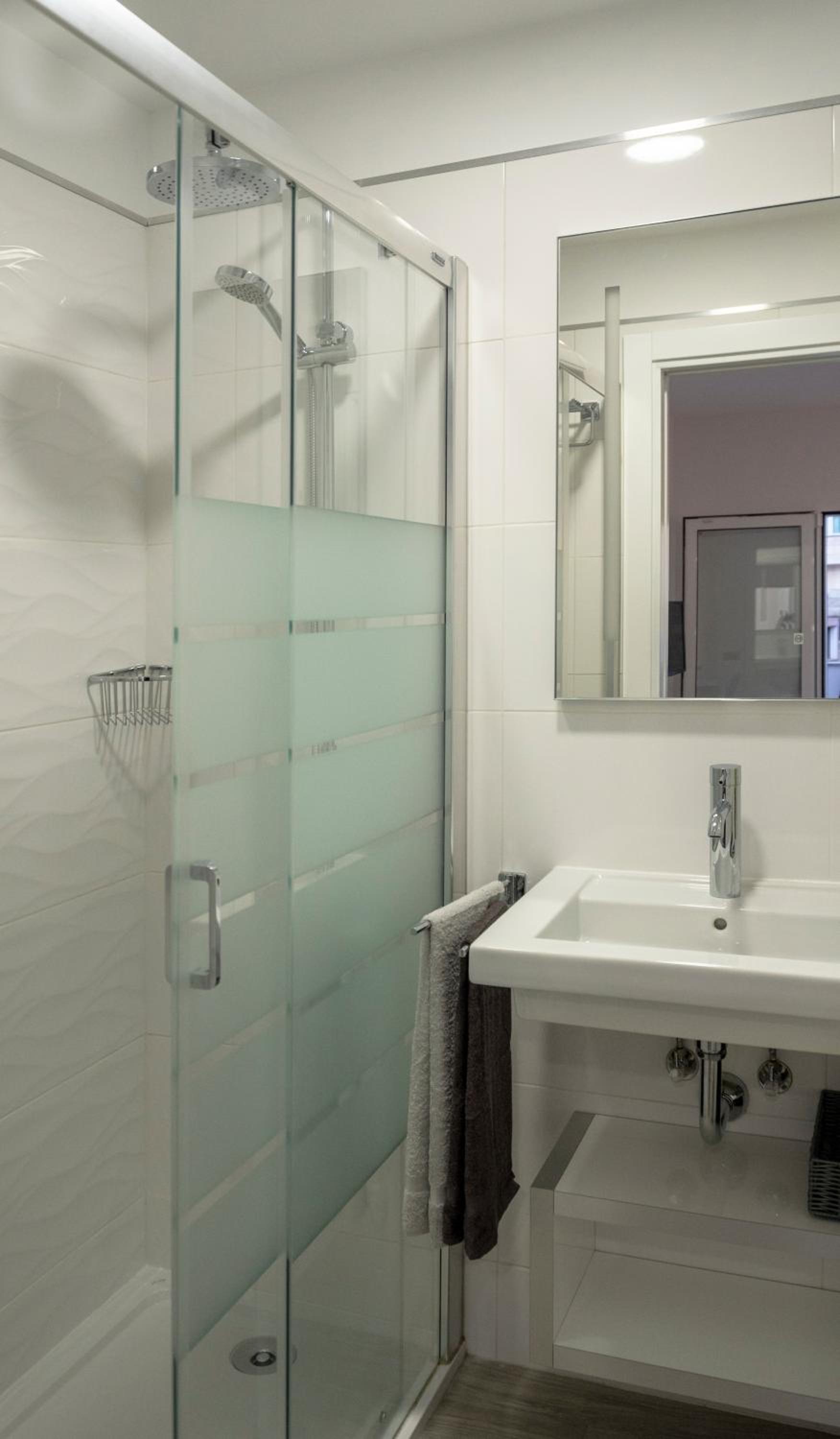 Deluxe Double Room thumbnail 5