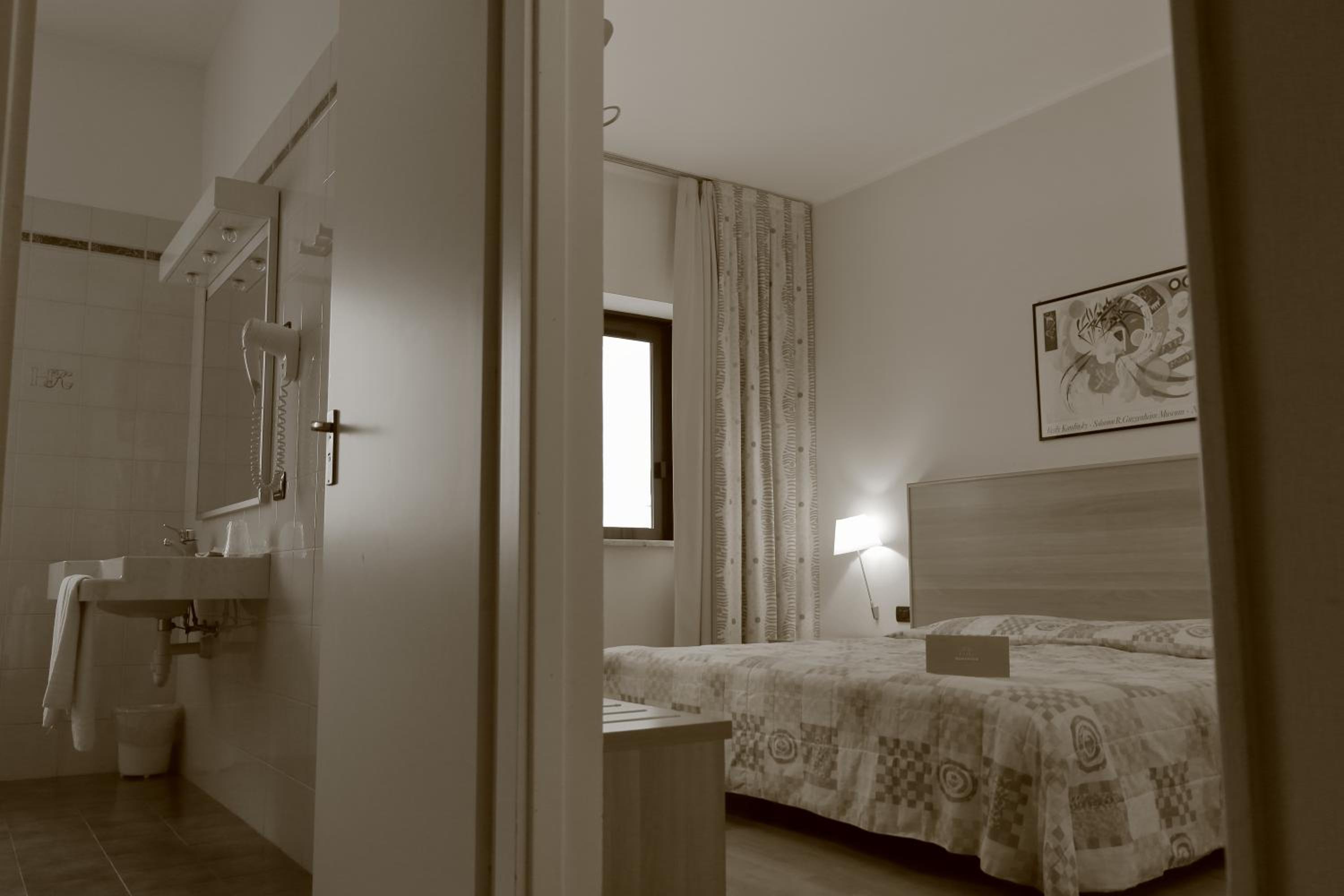 Standard Double or Twin Room - Photo 1