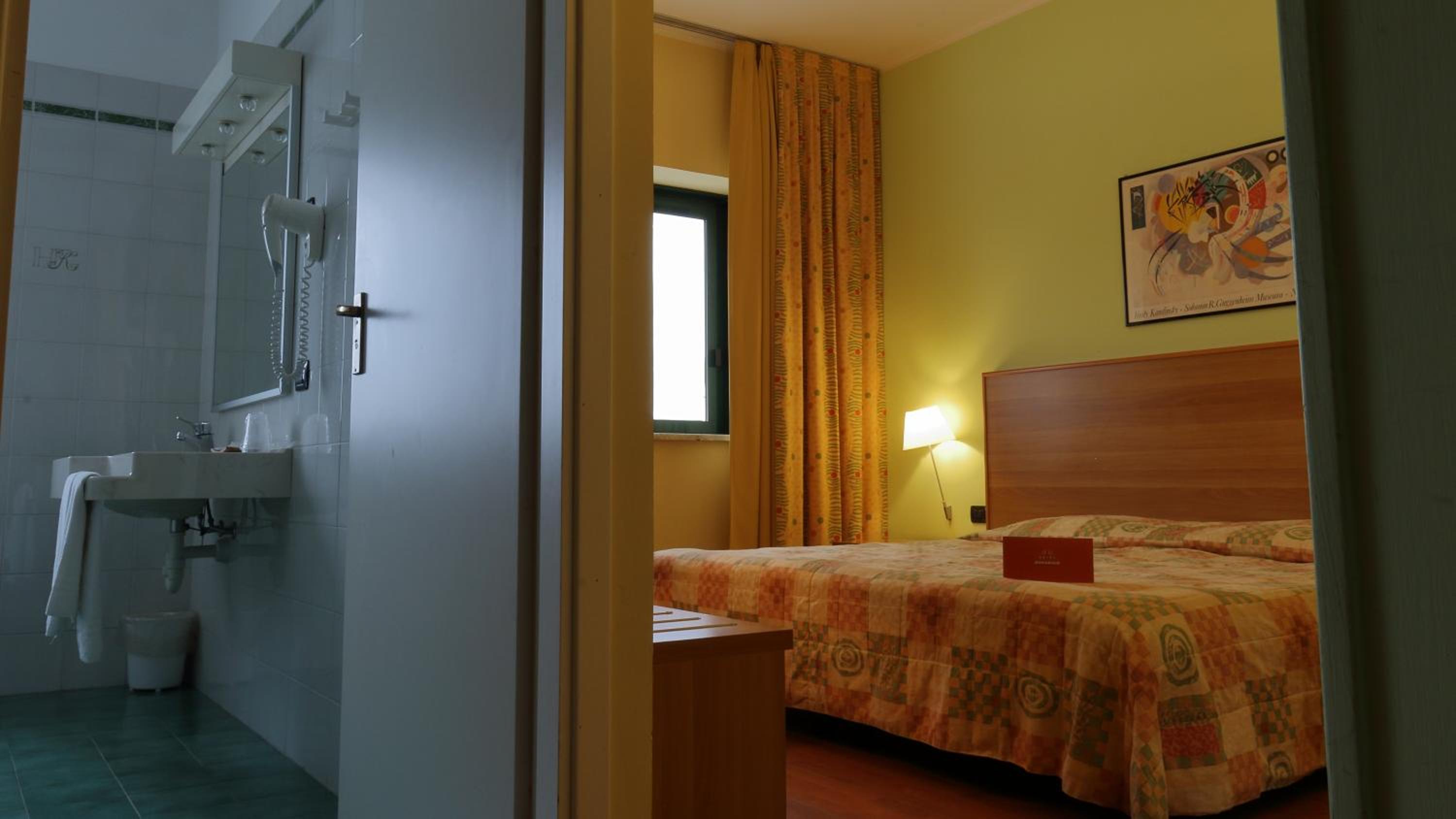 Standard Double or Twin Room - Photo 5