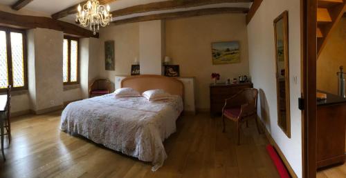 Large Double Room with Private Bathroom photo 1