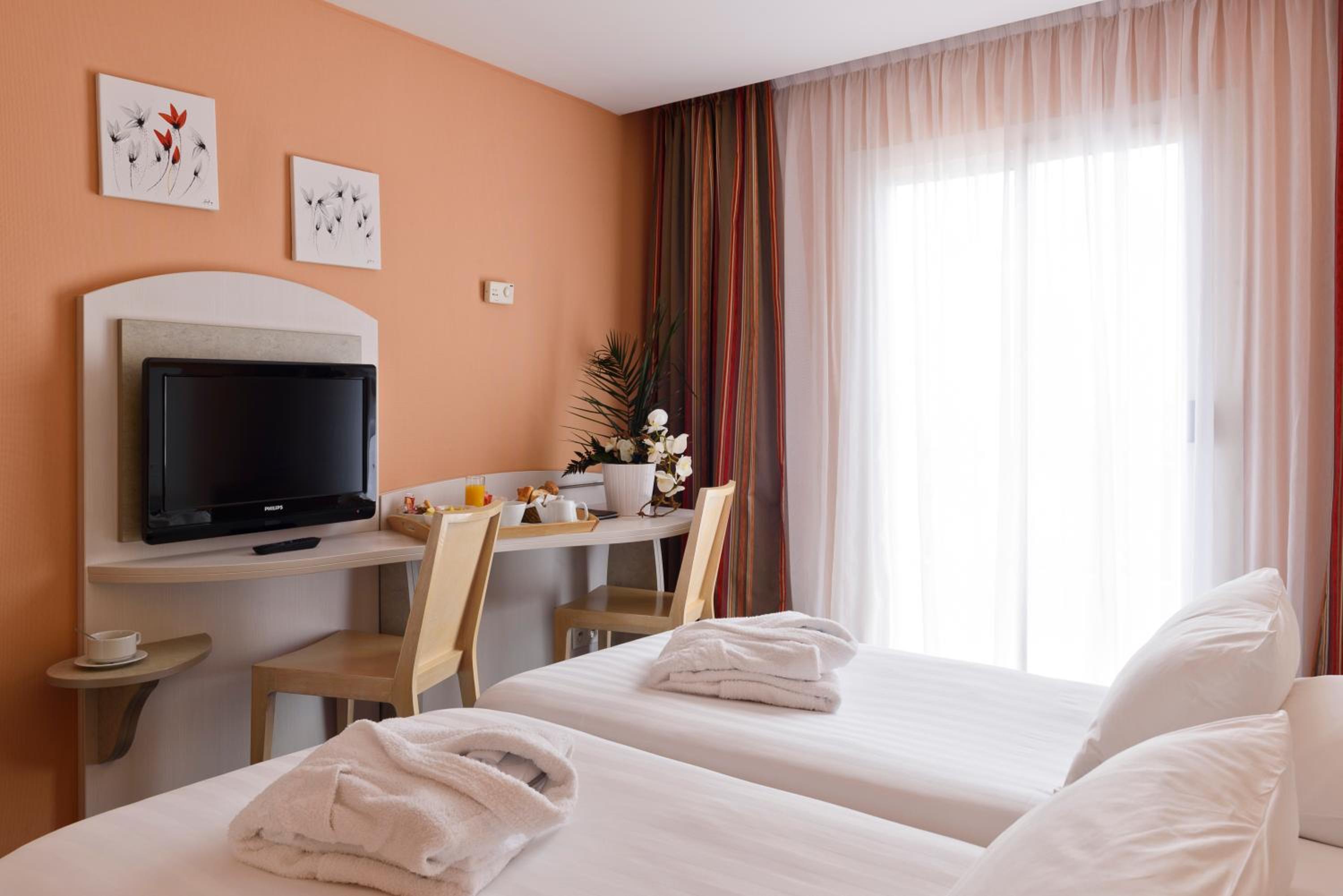 Superior Twin Room with Balcony - Photo 3