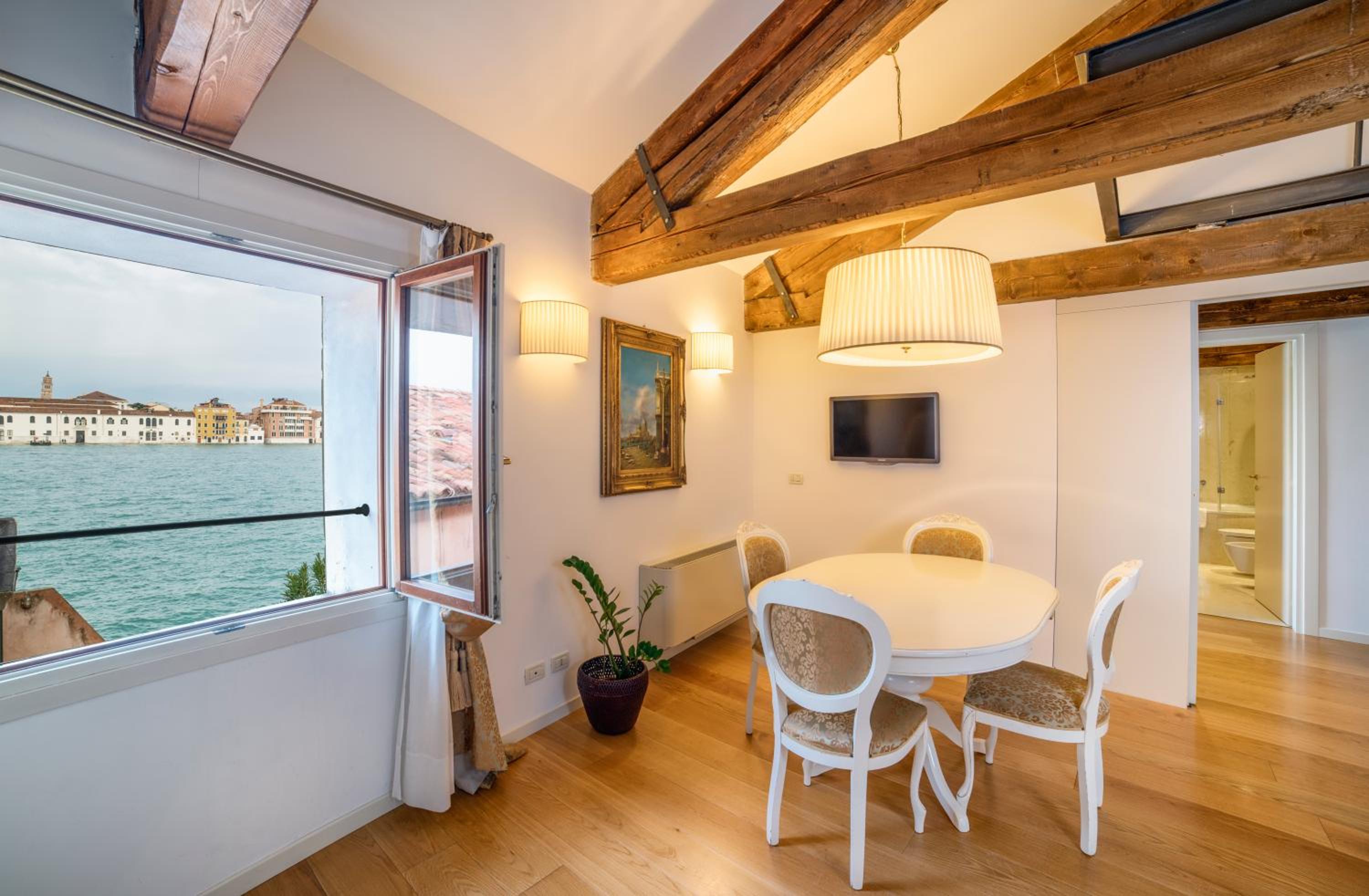 Executive Two-Bedroom Apartment with Canal View photo 1