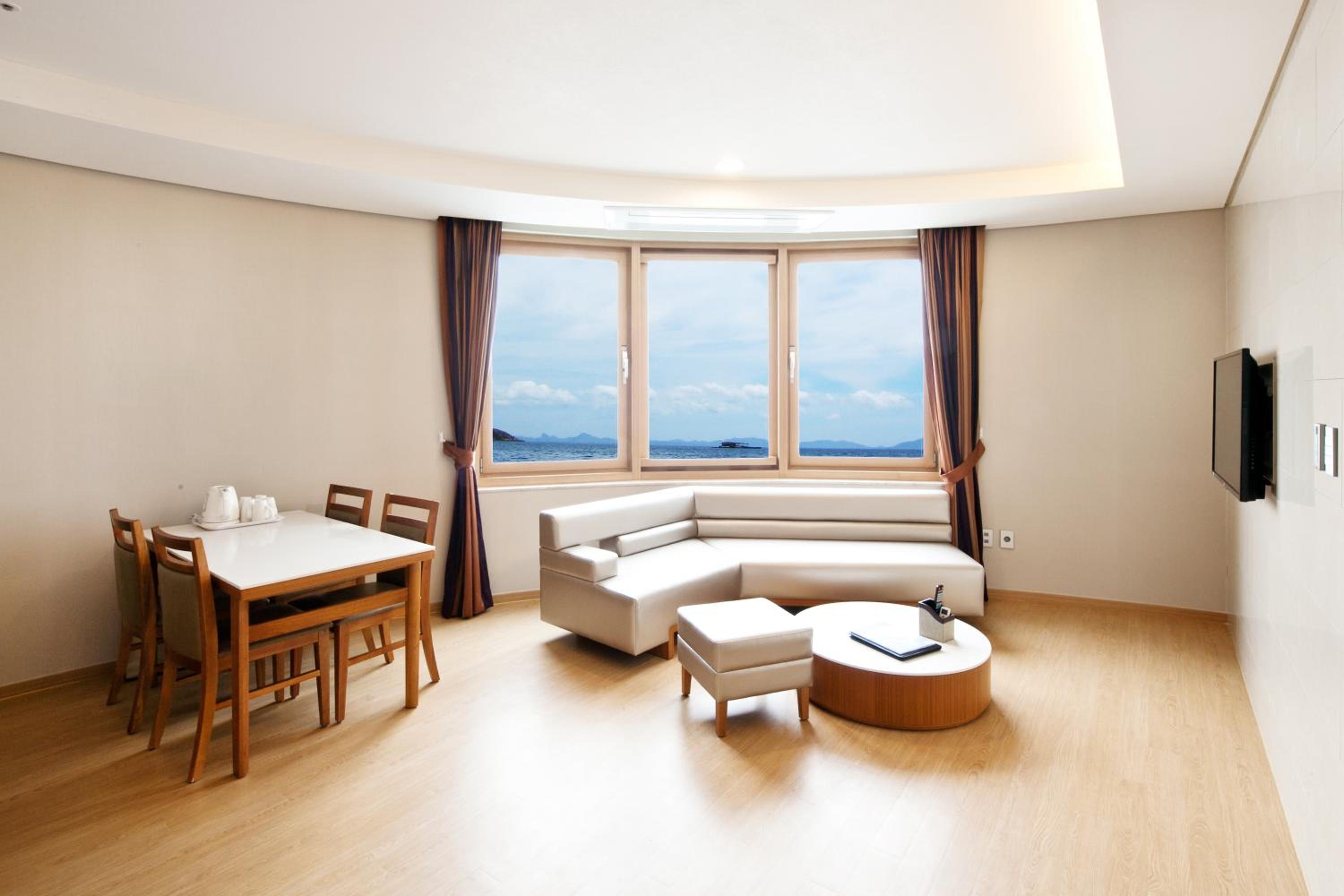 Vista Suite (With Kitchenette, Panoramic View)