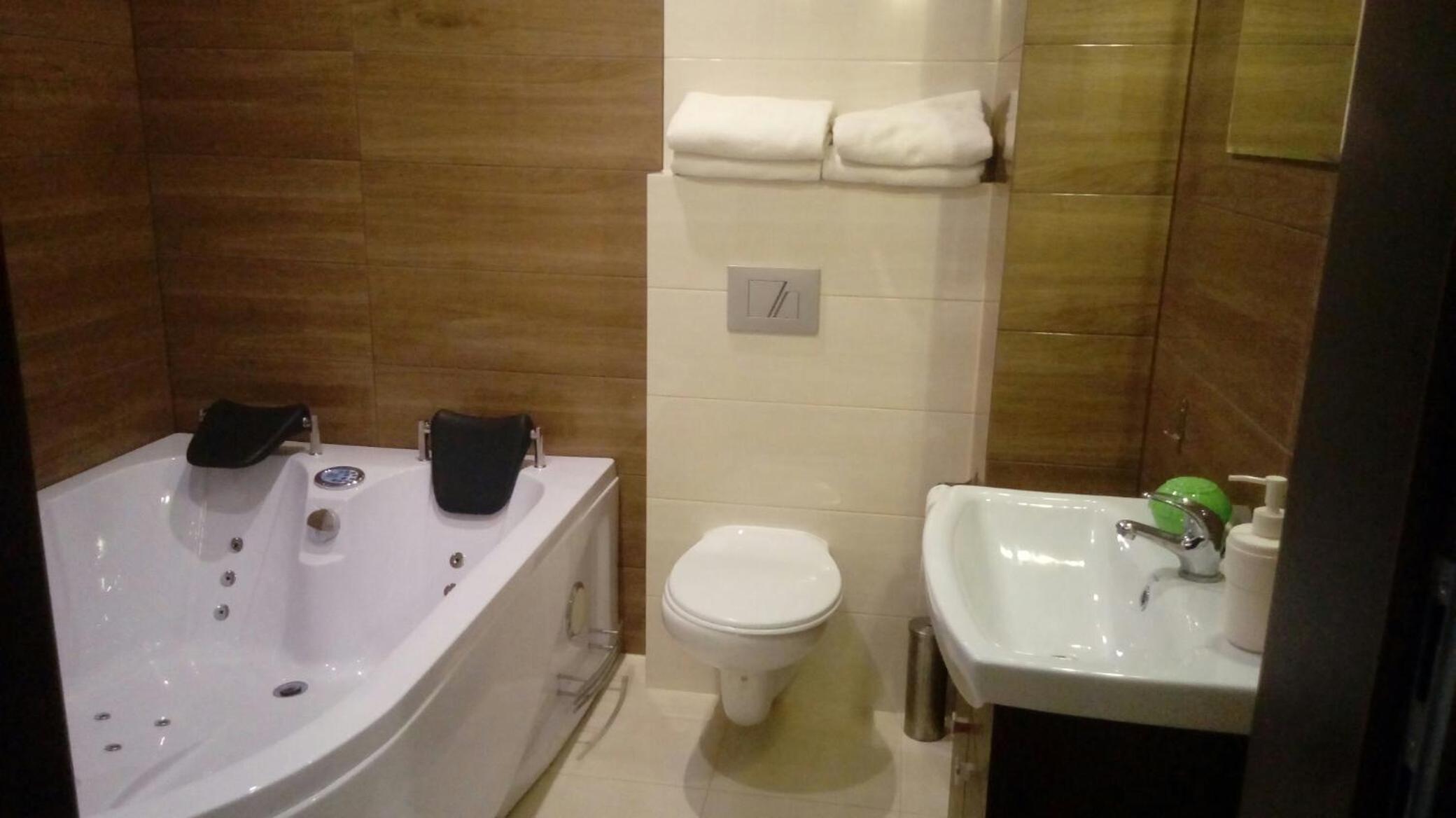 Double Room with Spa Bath photo 2