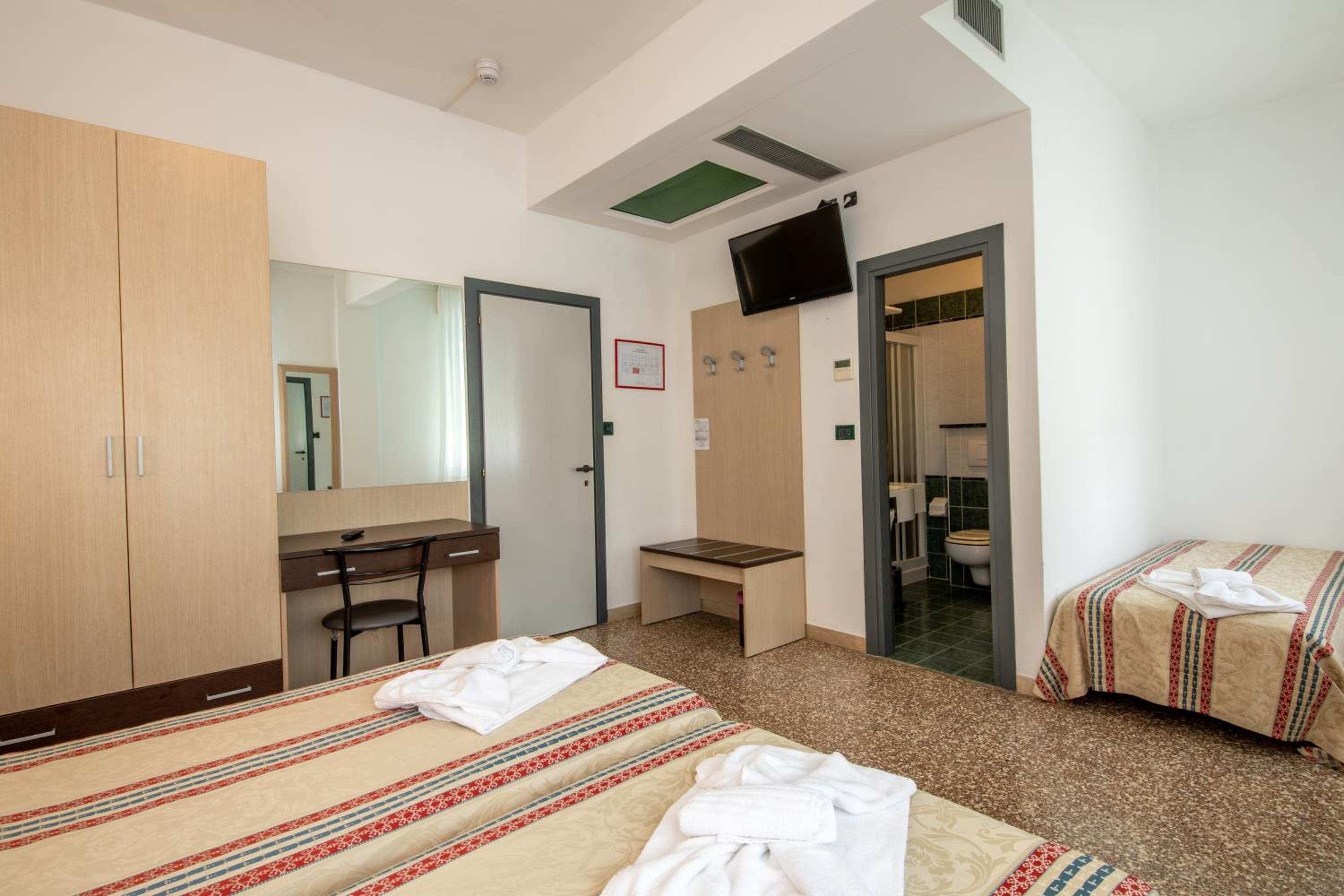 Economy Triple Room photo 1