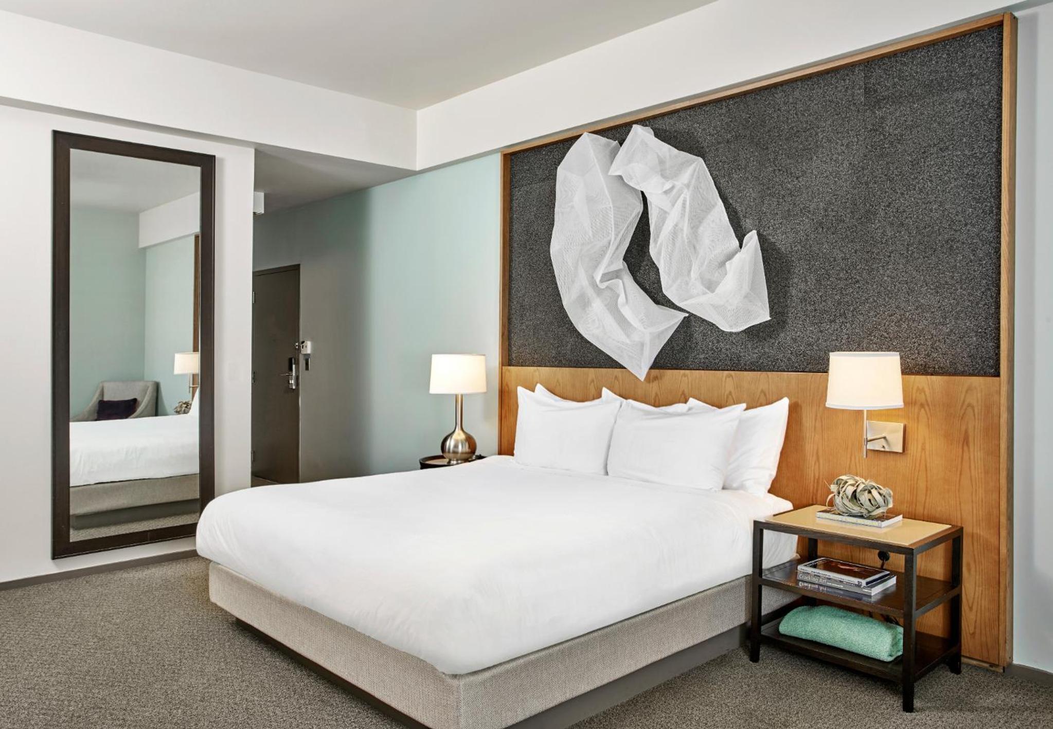 Deluxe King Room - Photo 2