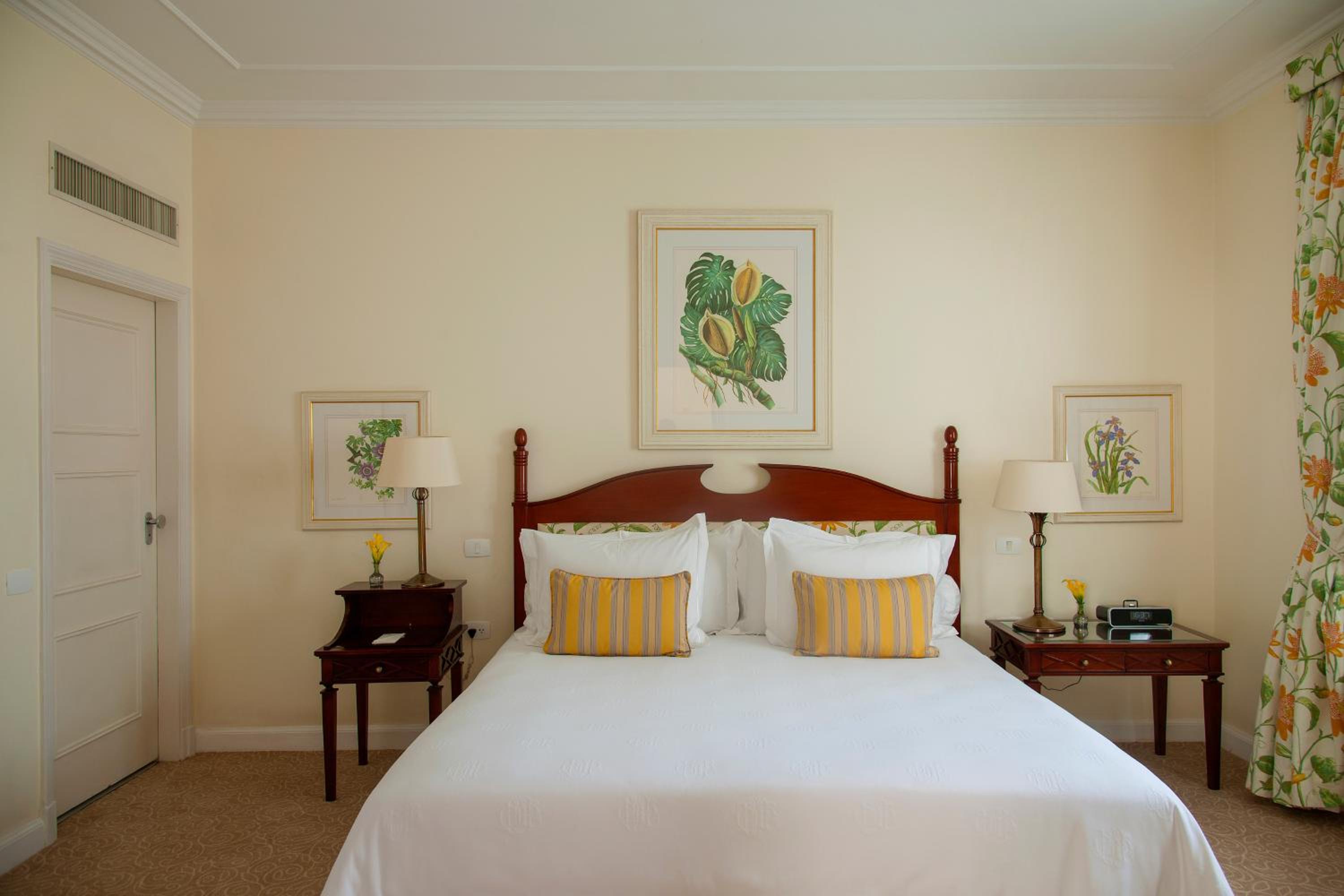 One-Bedroom Suite with Pool and Sea View