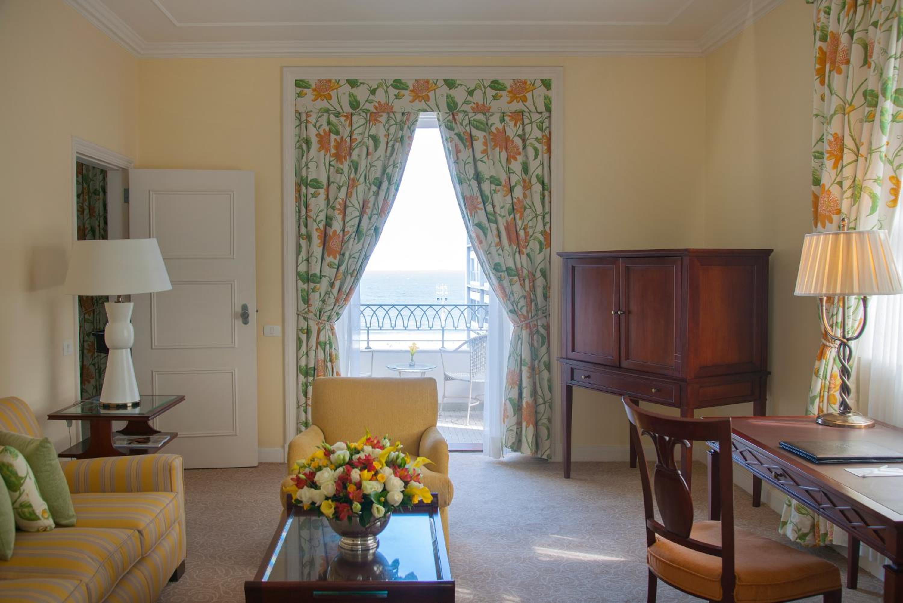 One-Bedroom Suite with Pool and Sea View