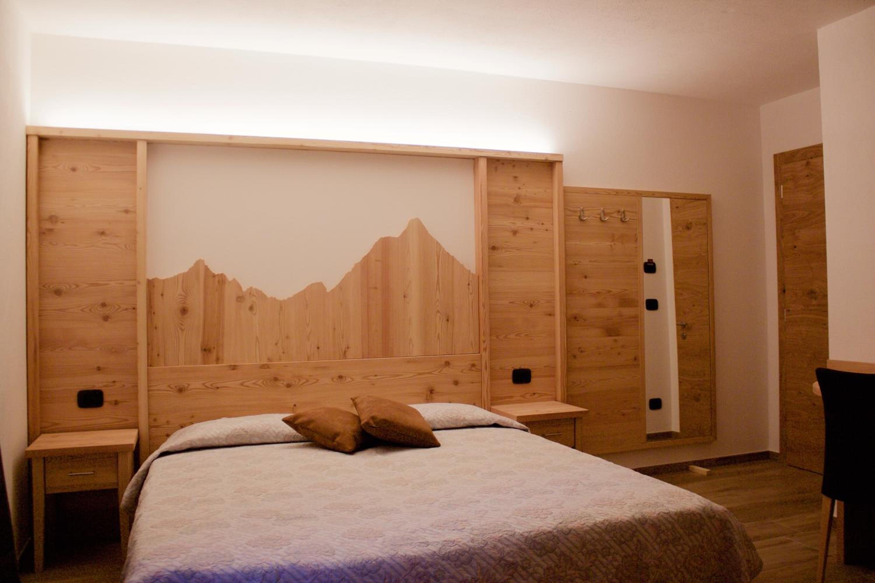 Deluxe Double Room with Shower - Photo 4