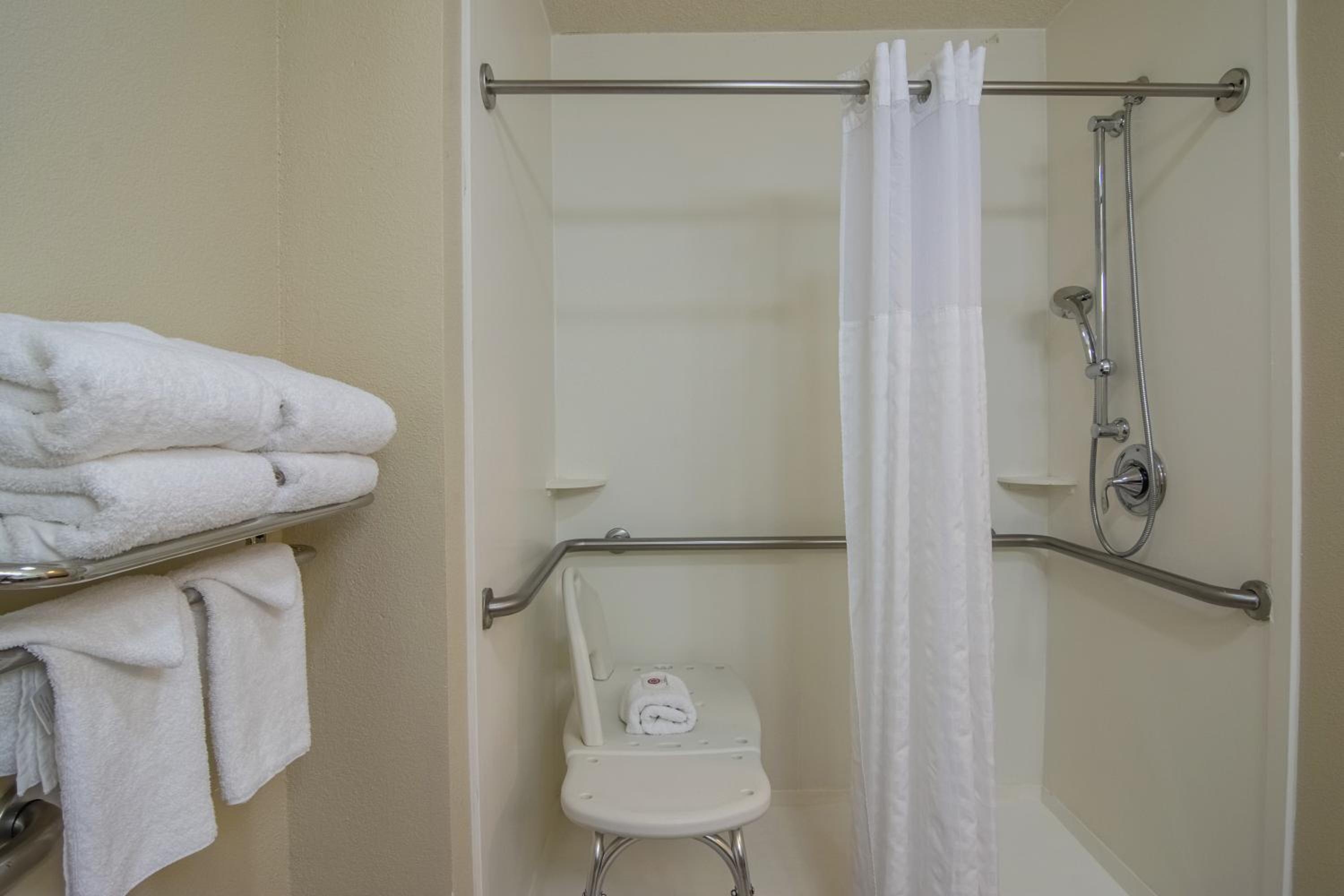 King Room Accessible Roll-In Shower - Non-Smoking - Ground Floor  - Photo 6