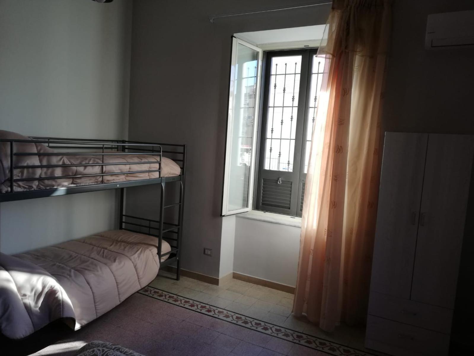 Double Room with Extra Bed and private bathroom - Photo 6