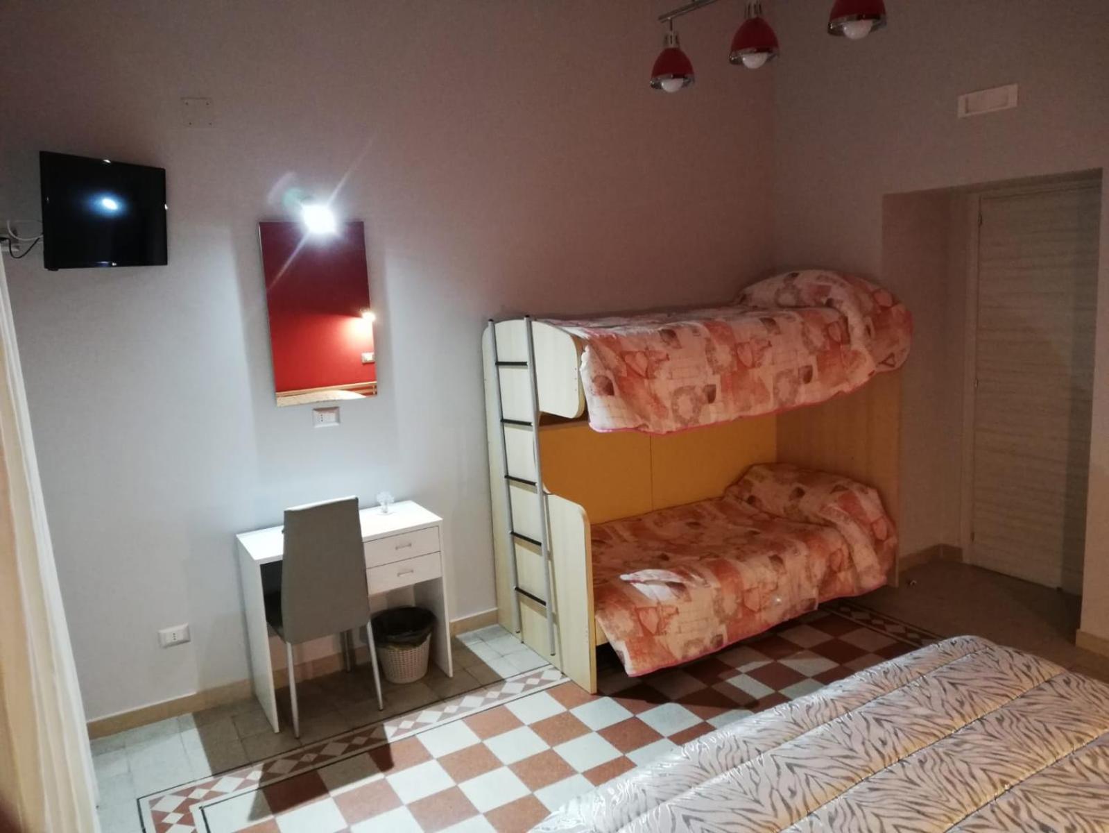 Double Room with Extra Bed and private bathroom - Photo 5