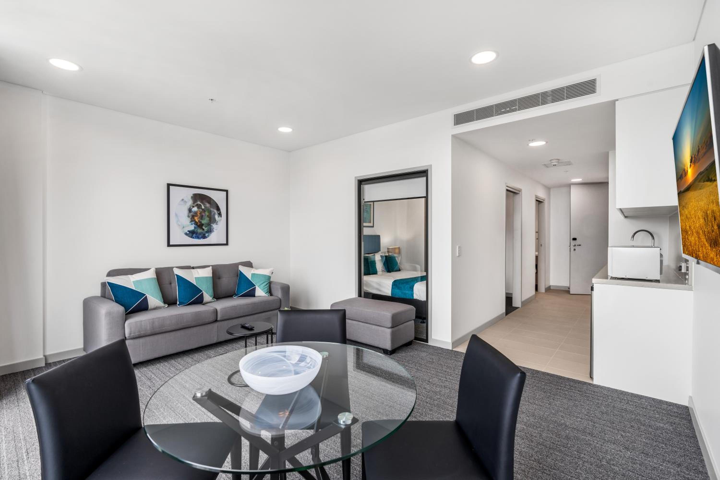 One-Bedroom Suite - Photo 7