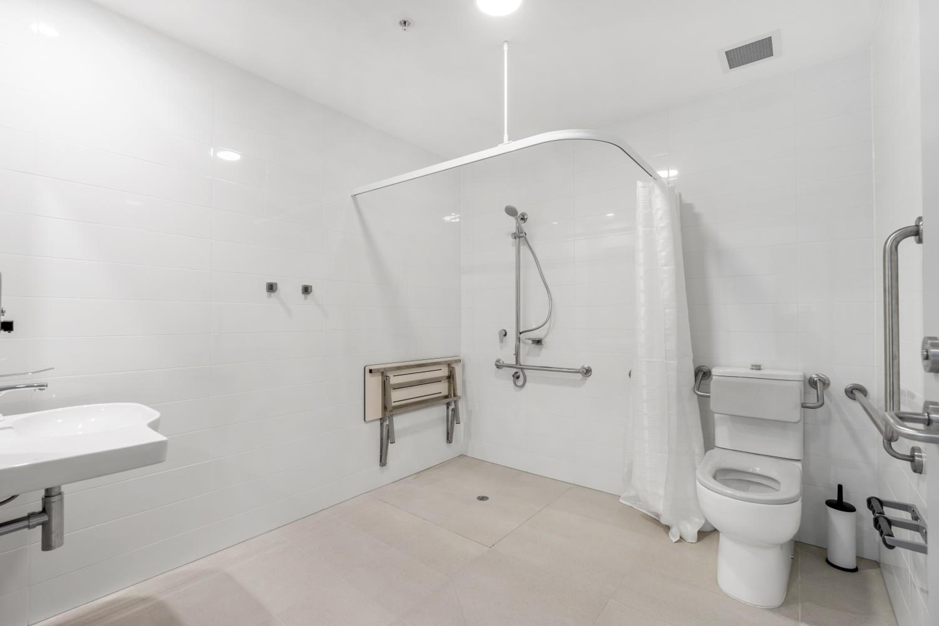 Two-Bedroom Accessible Suite - Photo 6