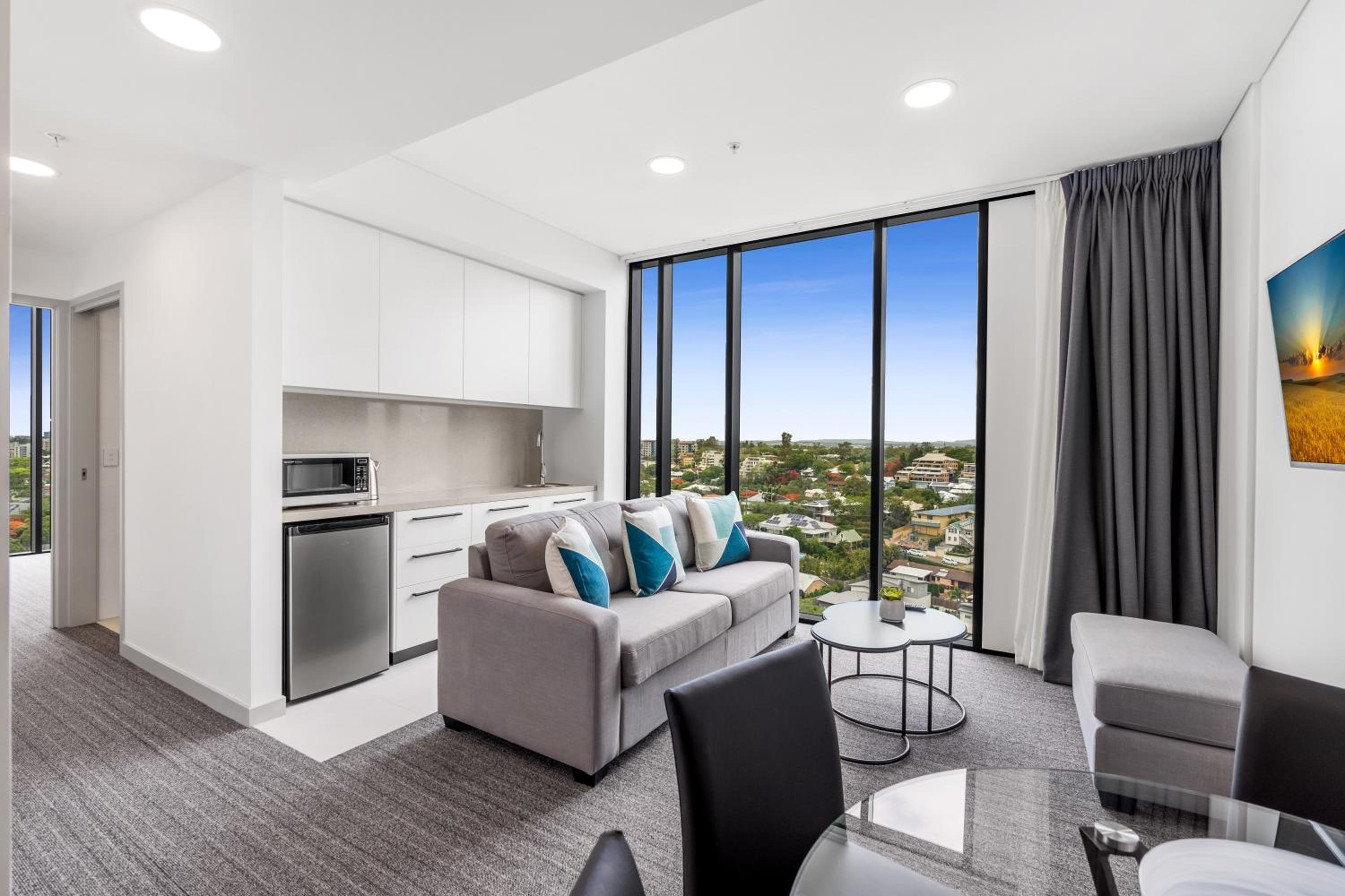 One-Bedroom City View - Photo 3