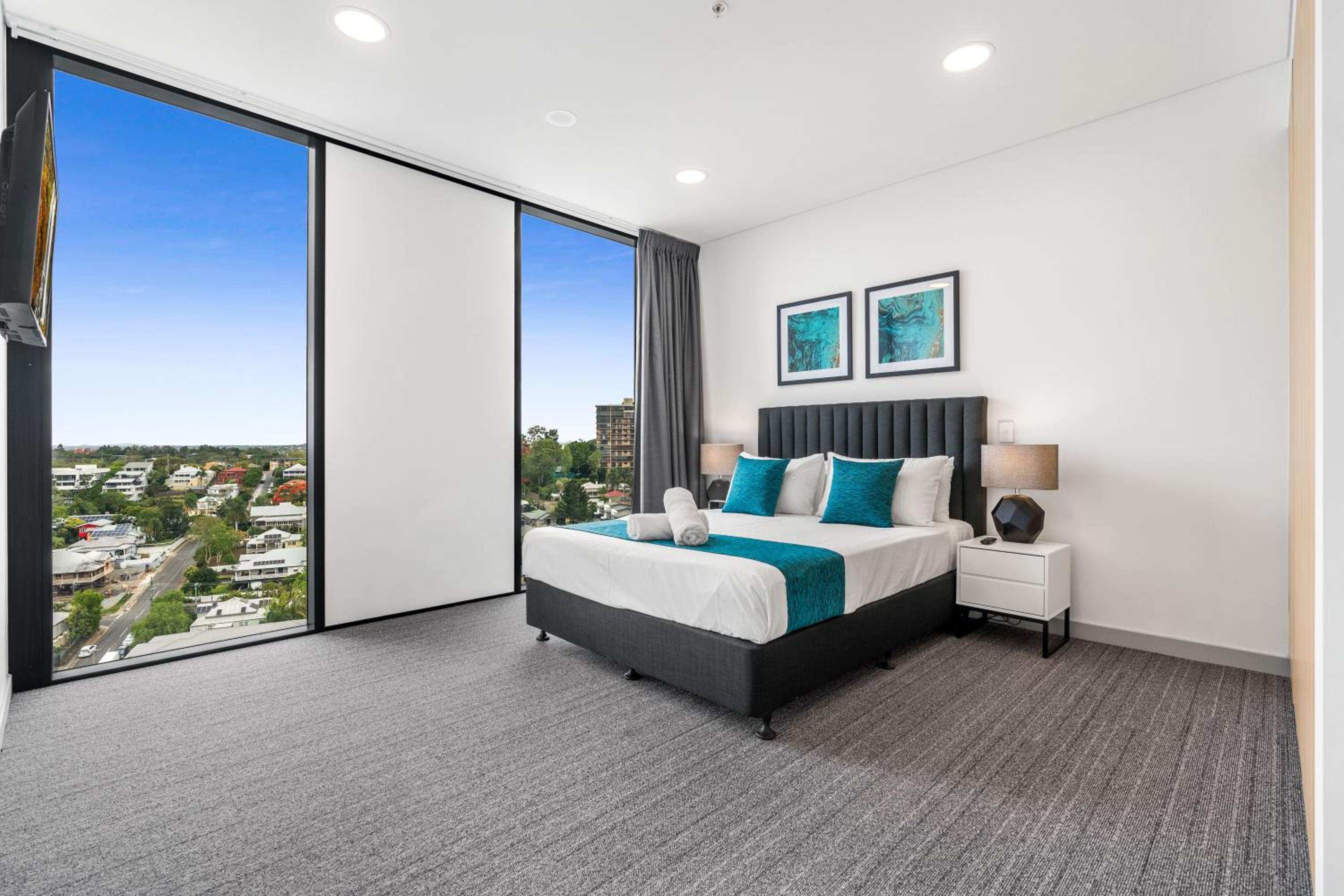 Two-Bedroom Accessible Suite - Photo 7