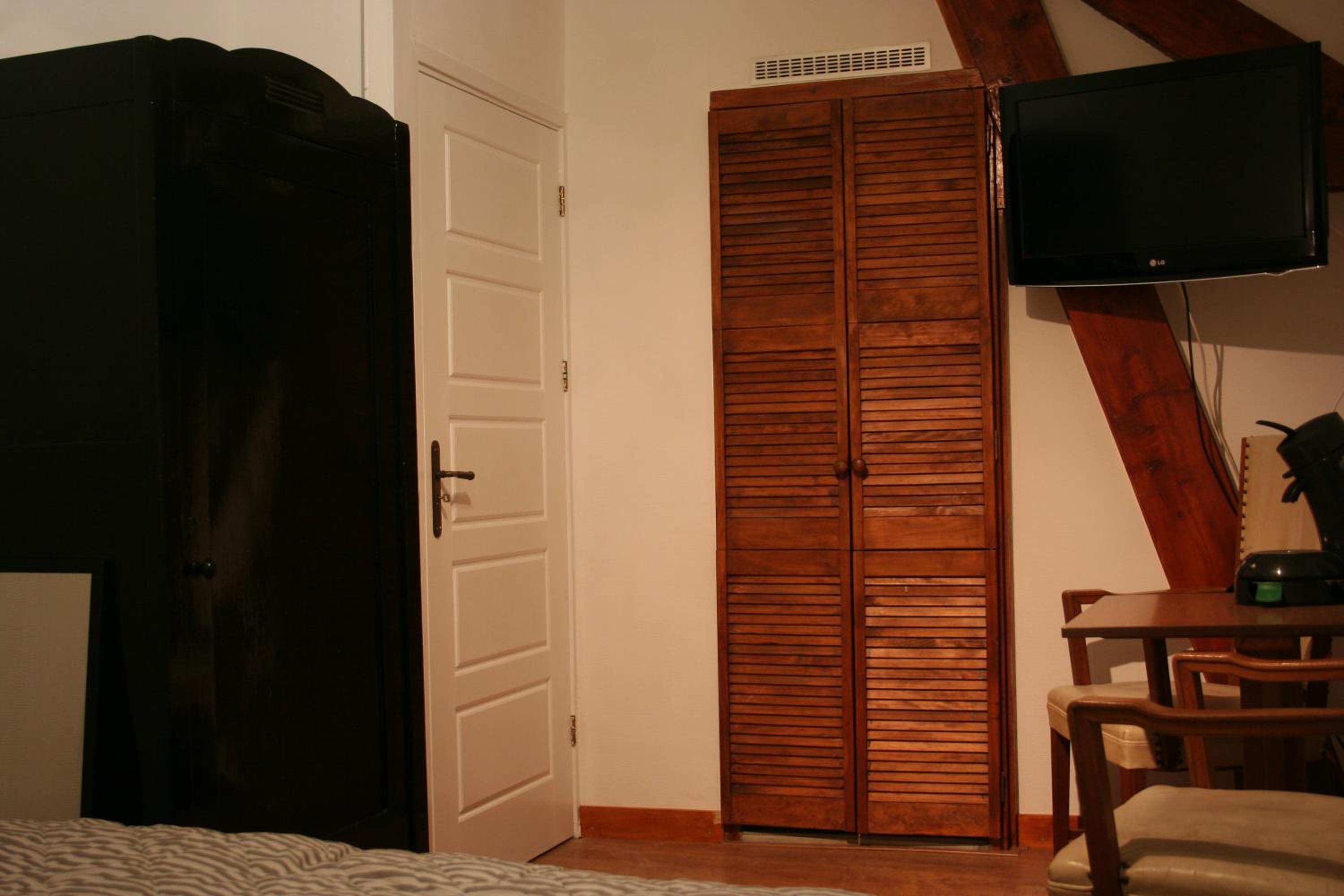 Double Room with Private Bathroom - Photo 13