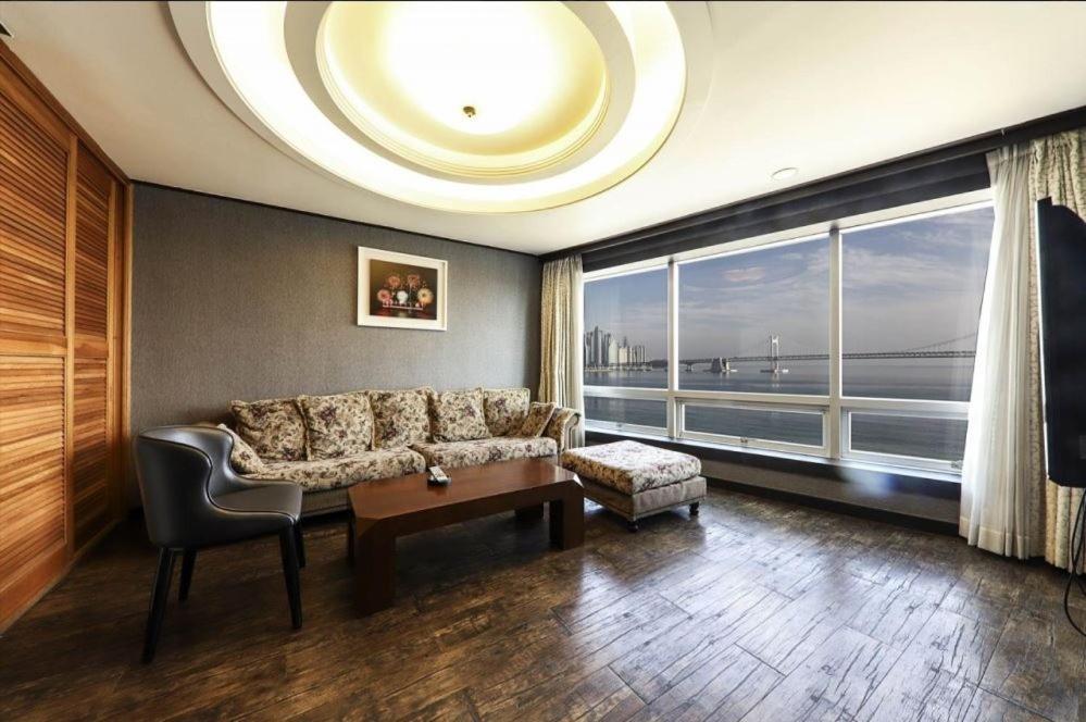 Royal Suite with Sea View - Photo 3
