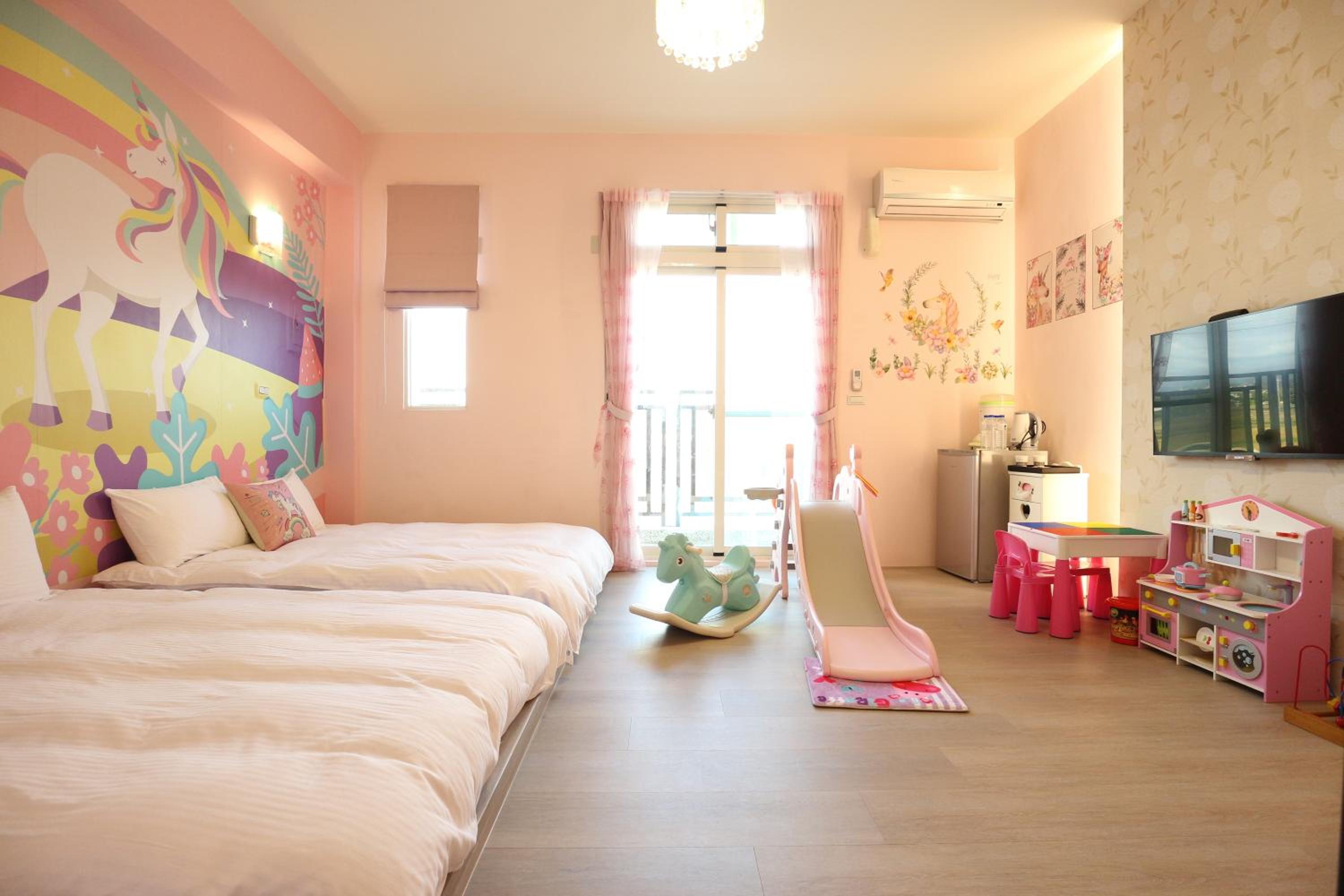 Family Room with Balcony photo 3