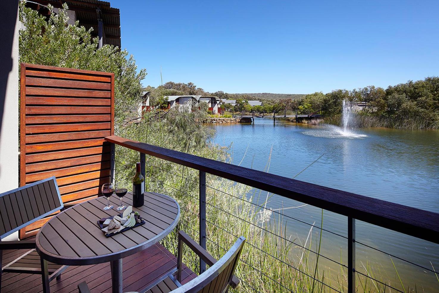 Studio Lake View King Bed - Photo 2