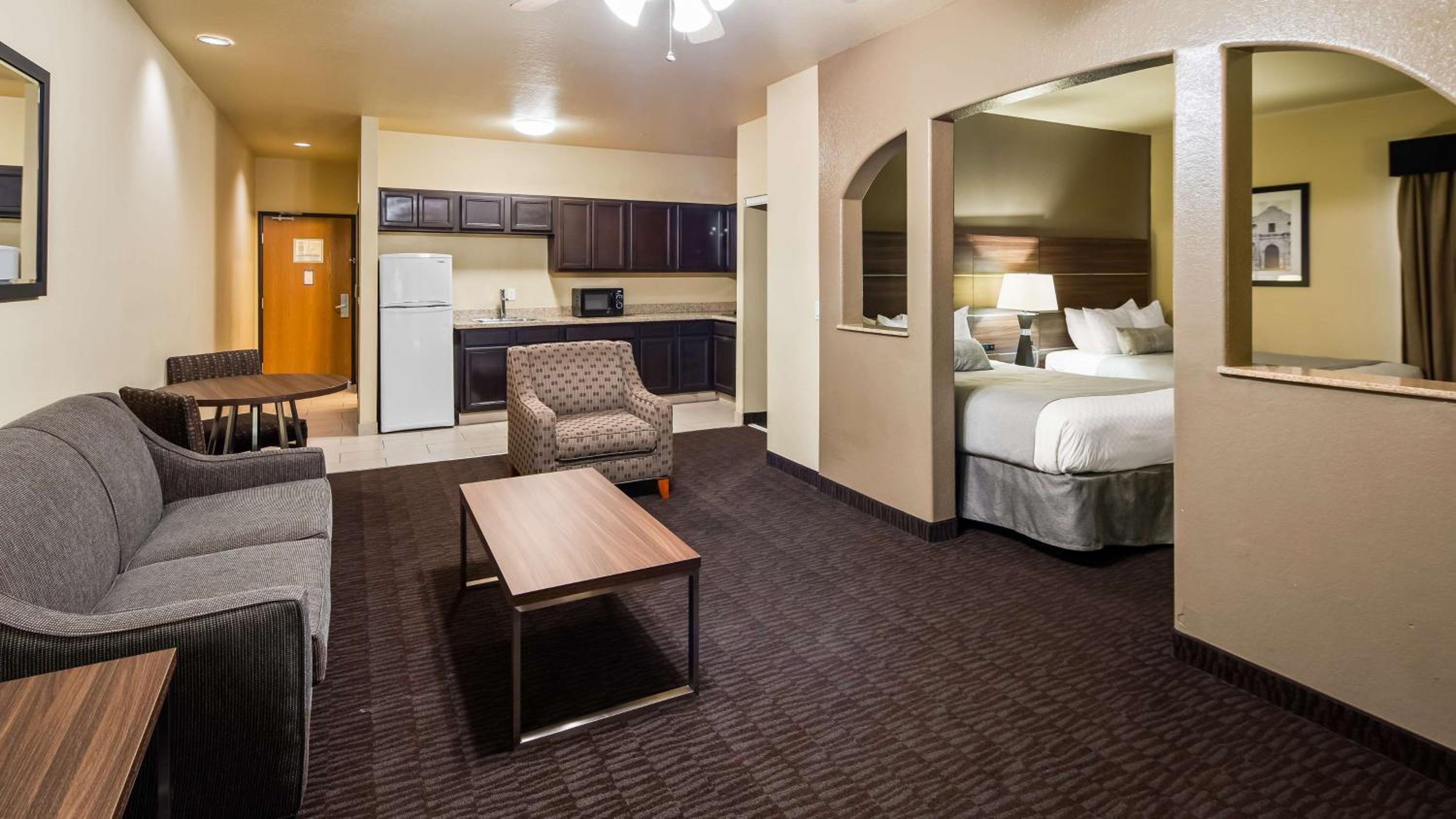 Deluxe Queen Suite with Two Queen Beds - Non-smoking - Photo 1