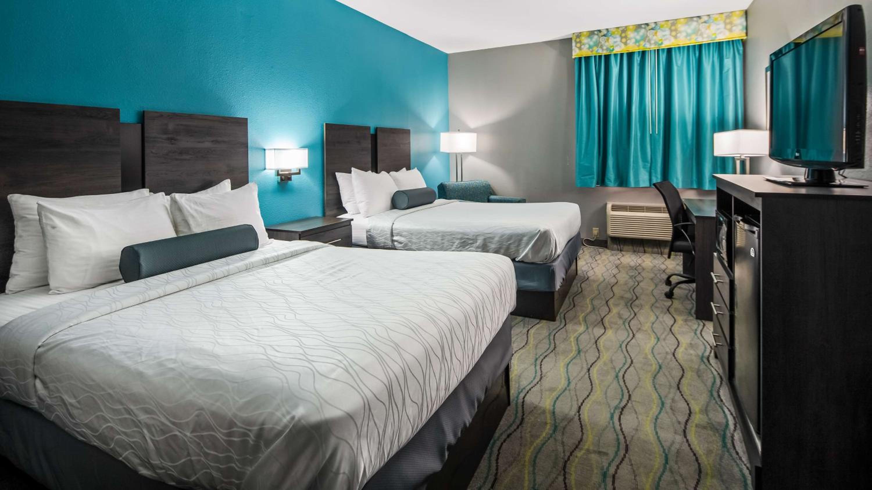 Queen Room with Two Queen Beds - Non-Smoking - Photo 1