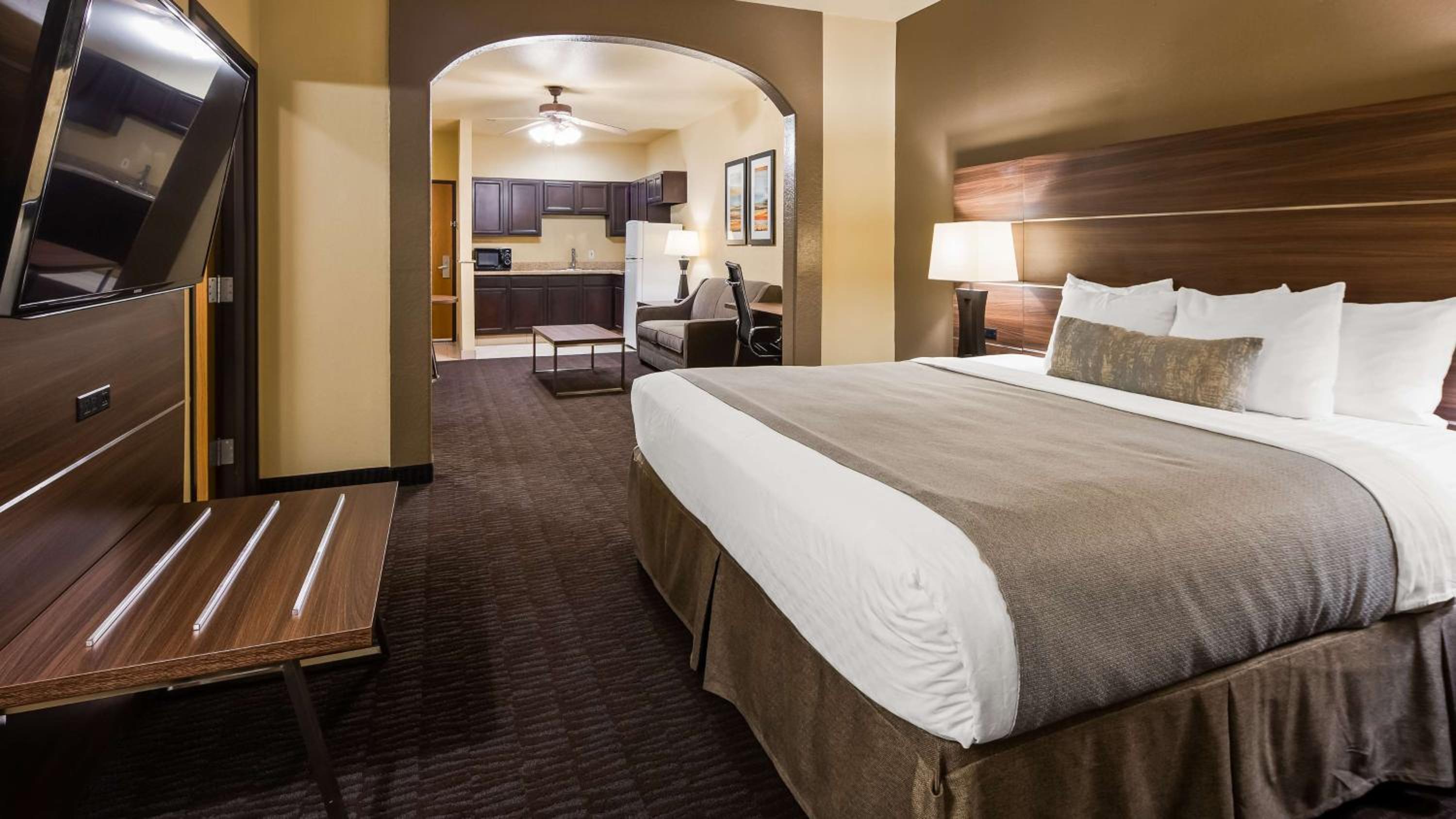 Deluxe King Suite - Non Smoking - Photo 1