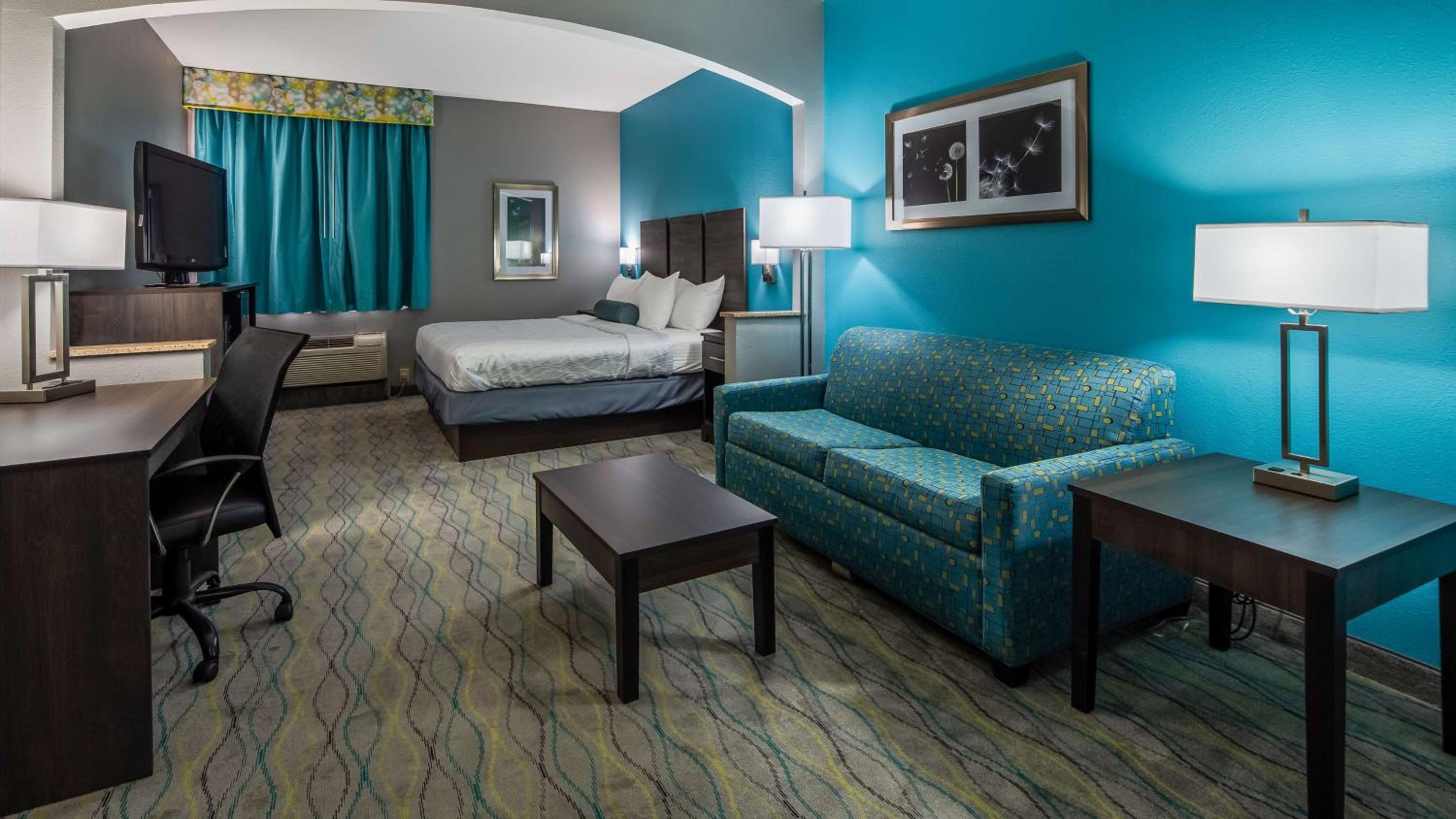 King Suite With Sofa Bed - Disability Access/Non-Smoking - Photo 1