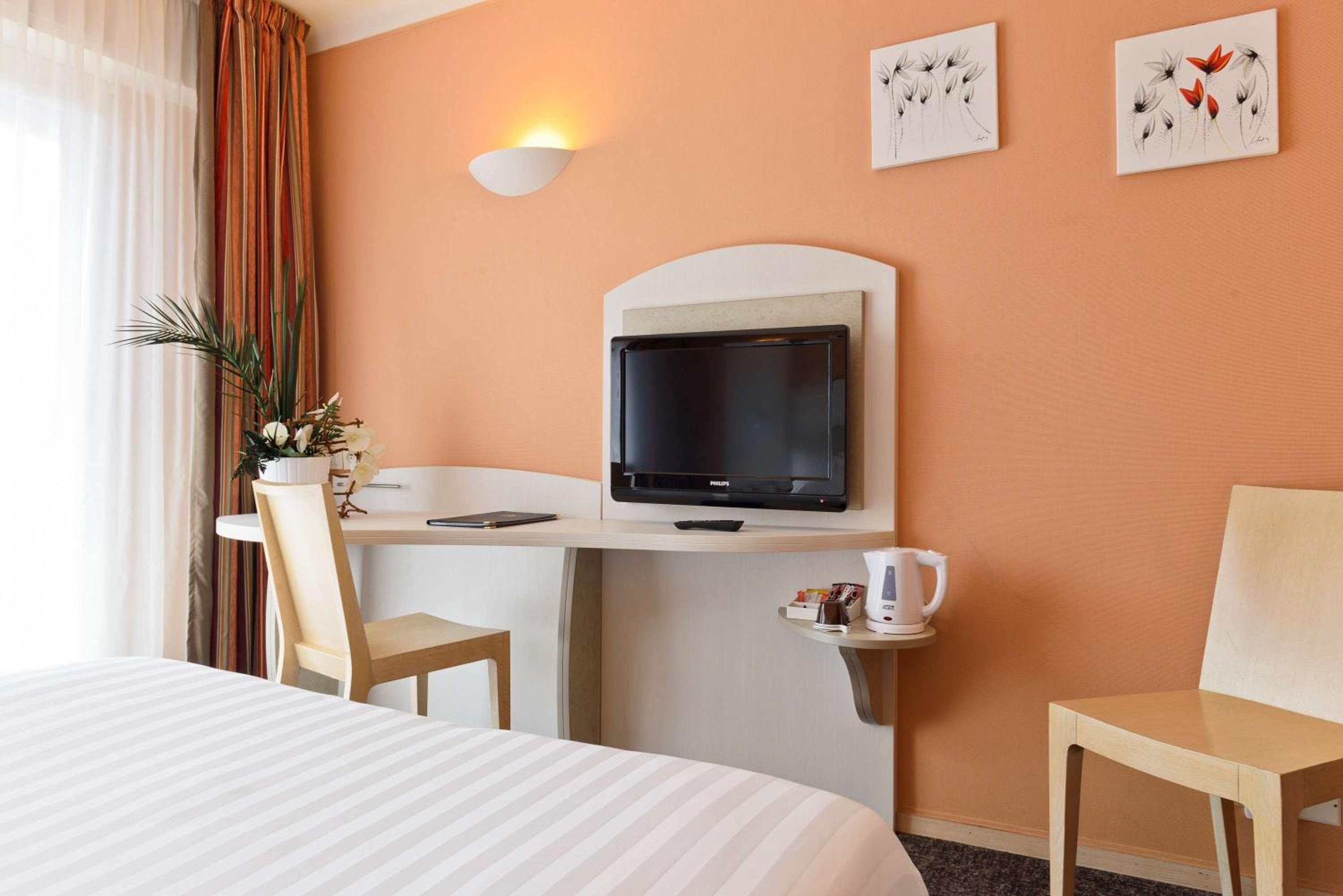 Comfort Queen Room with Balcony - Photo 2