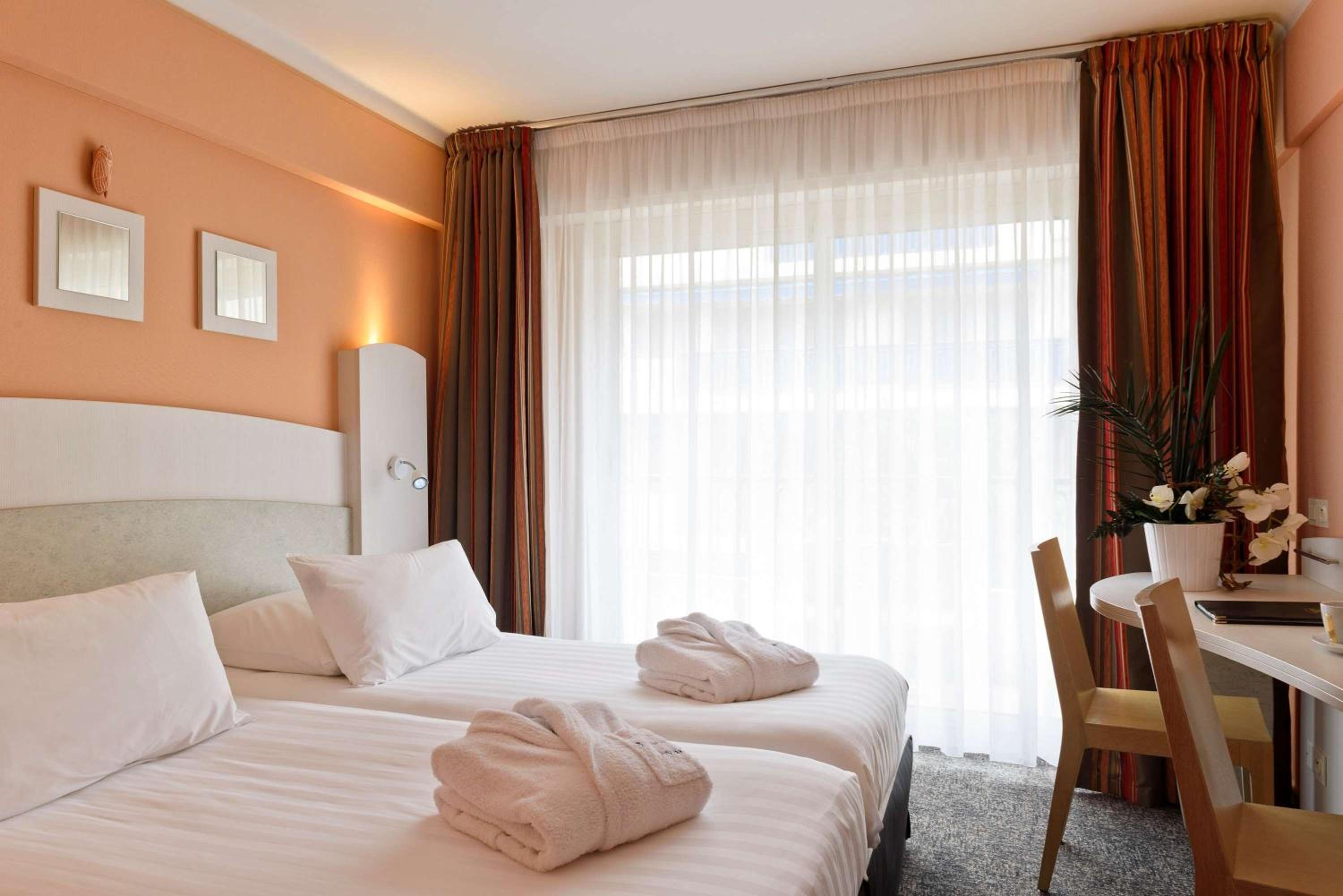 Superior Twin Room with Balcony - Photo 7