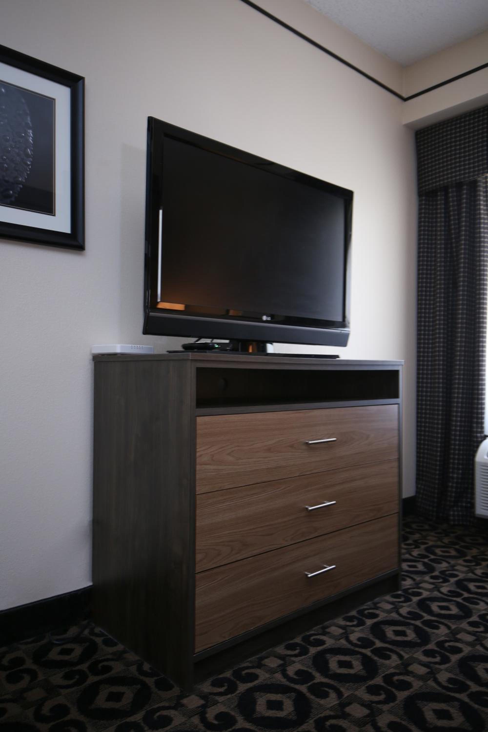 Standard Queen Room with Two Queen Beds - Photo 7