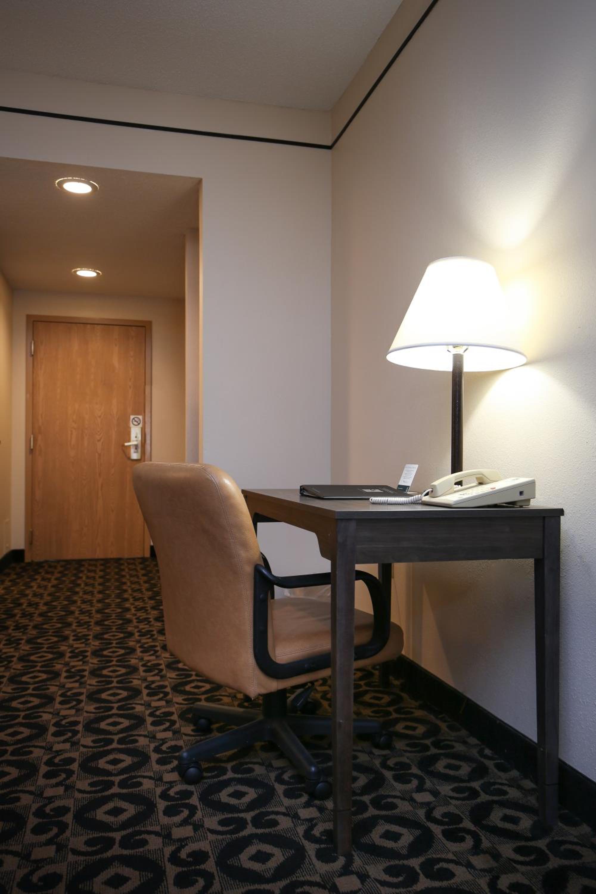 Standard Queen Room with Two Queen Beds - Photo 2