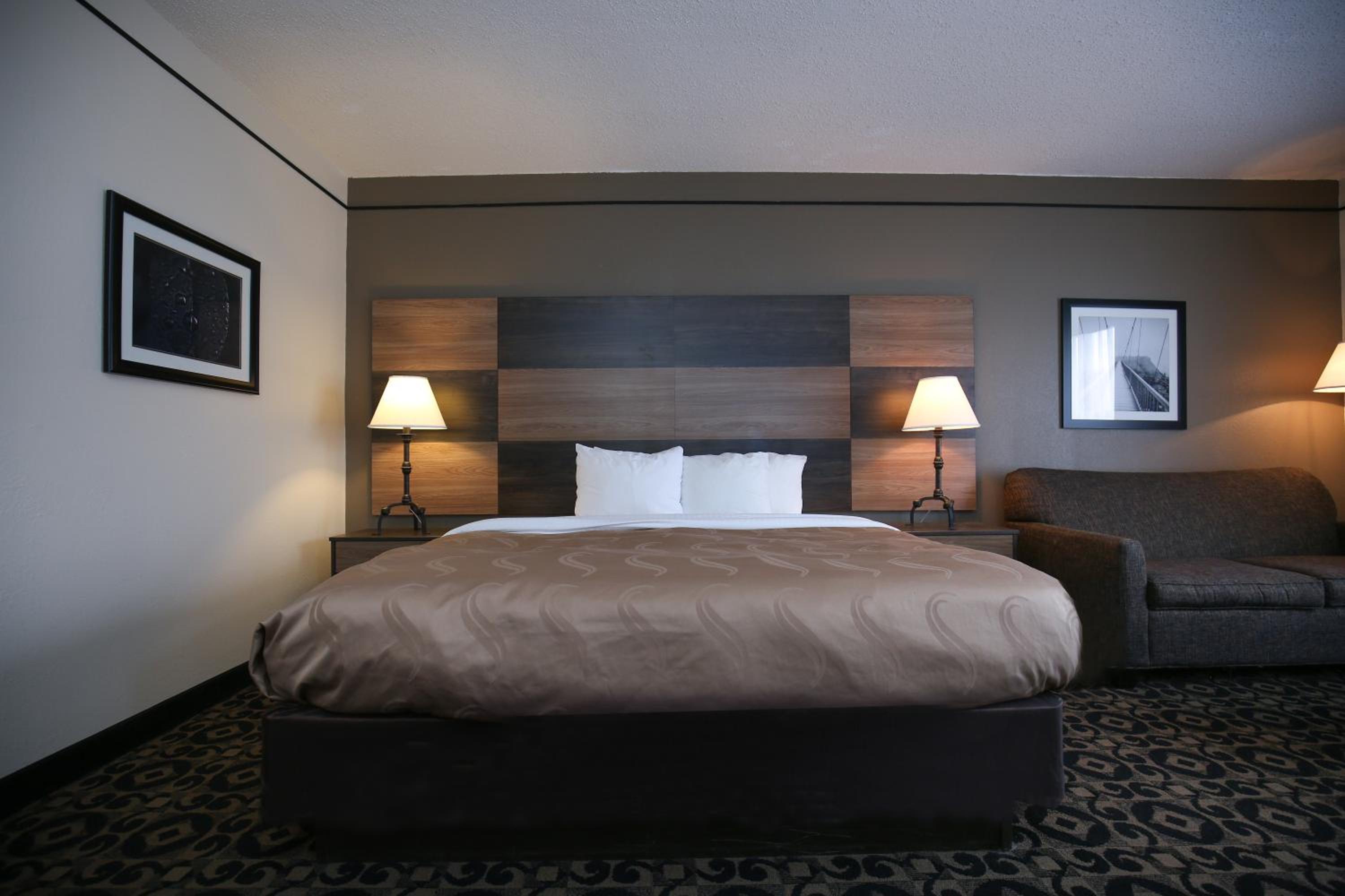 Standard King Room - Non-Smoking  - Photo 9